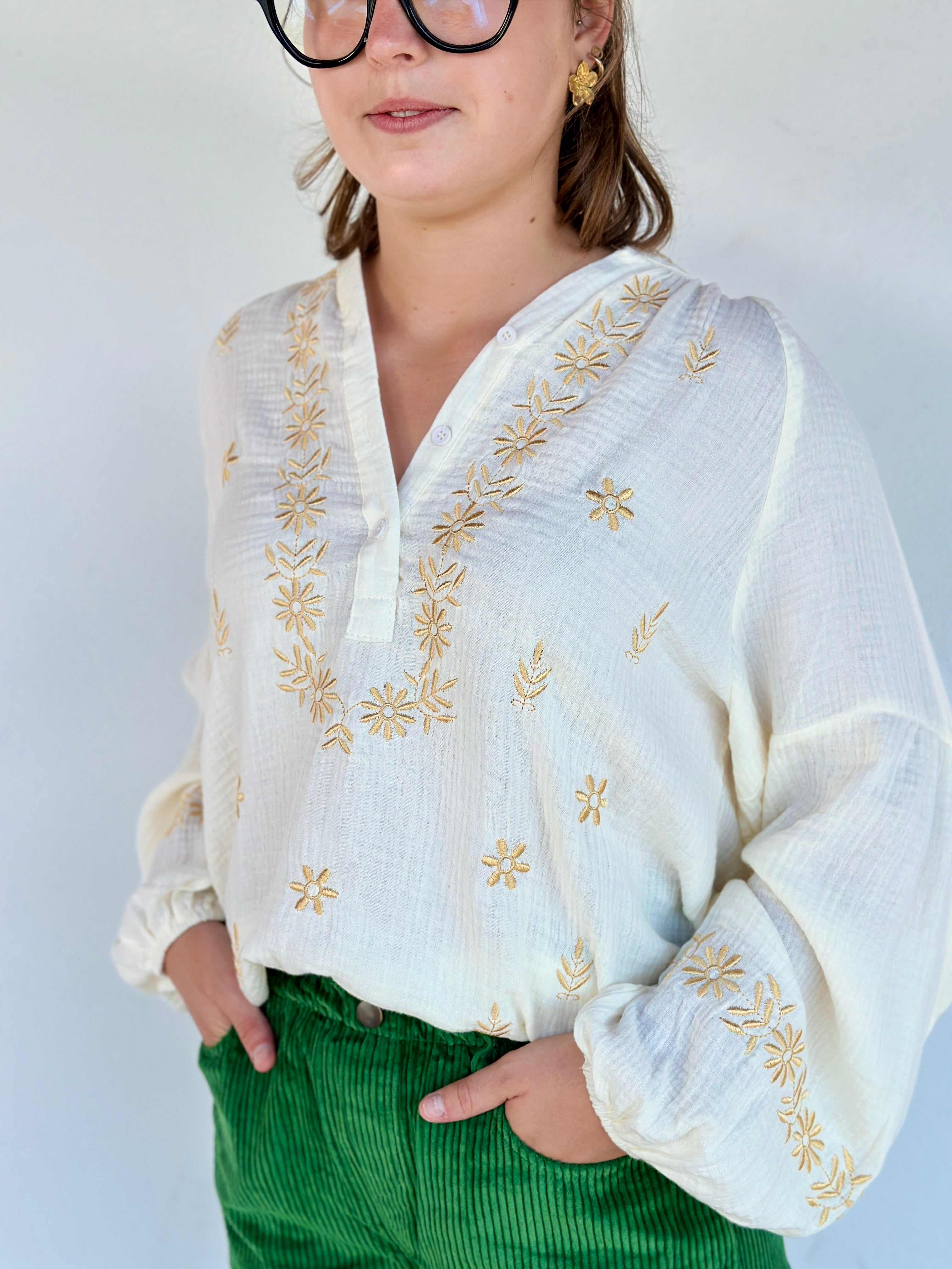 Blouse écrue avec broderies dorées sur le devant – Abana Boutique Ustaritz