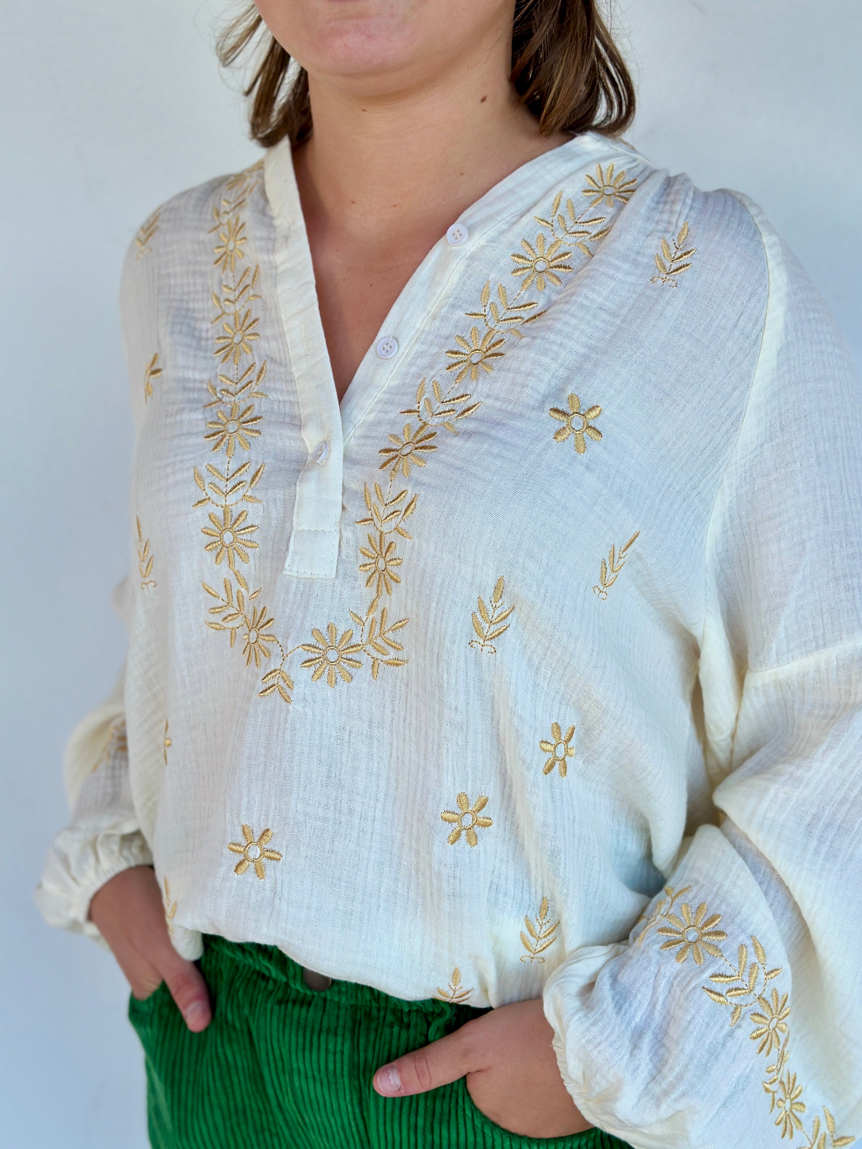Look chic avec blouse écrue brodée et pantalon vert – Abana Boutique Ustaritz