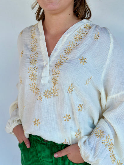Look chic avec blouse écrue brodée et pantalon vert – Abana Boutique Ustaritz