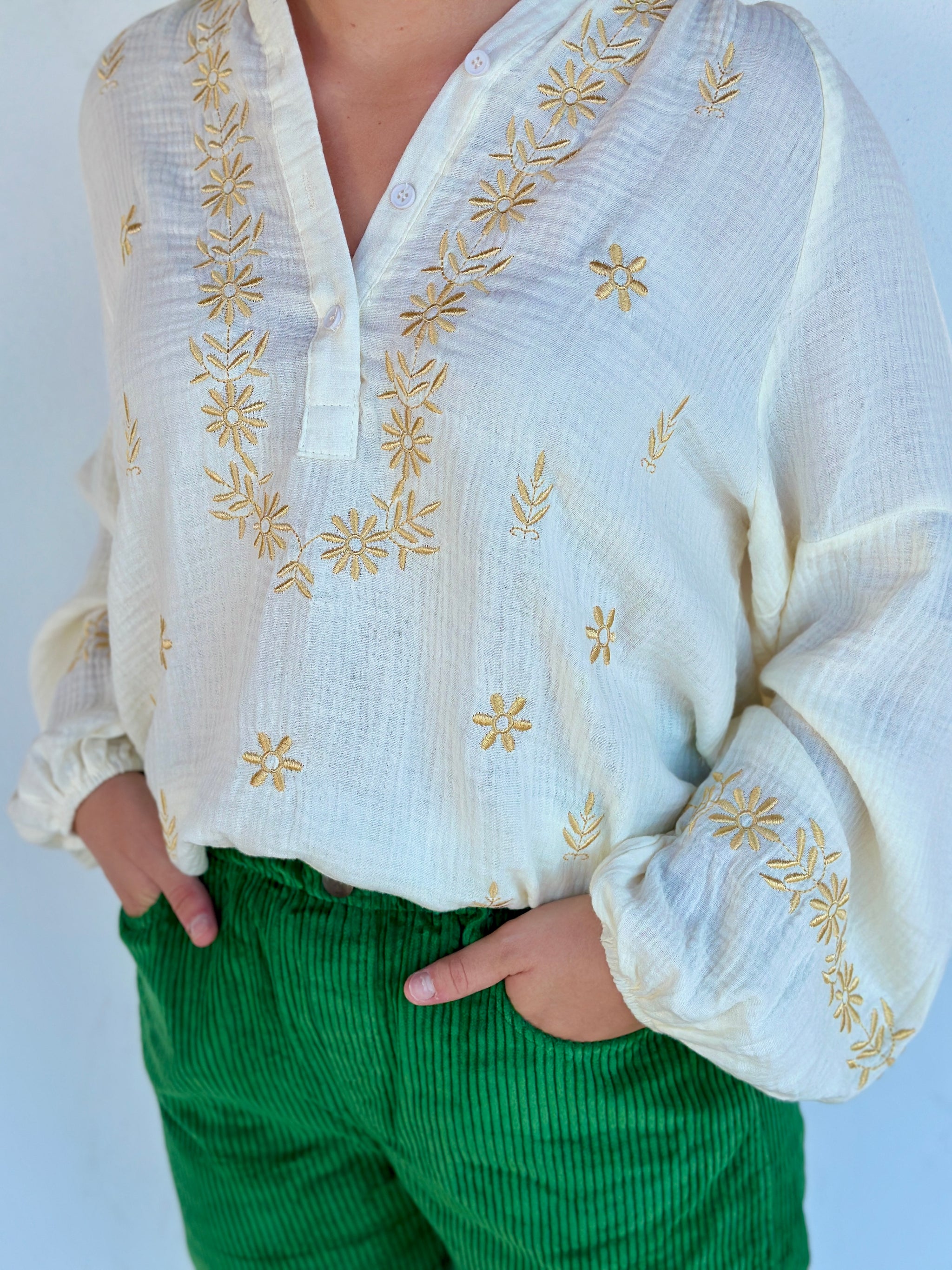 Détail des manches longues et broderies dorées élégantes – Abana Boutique 64480