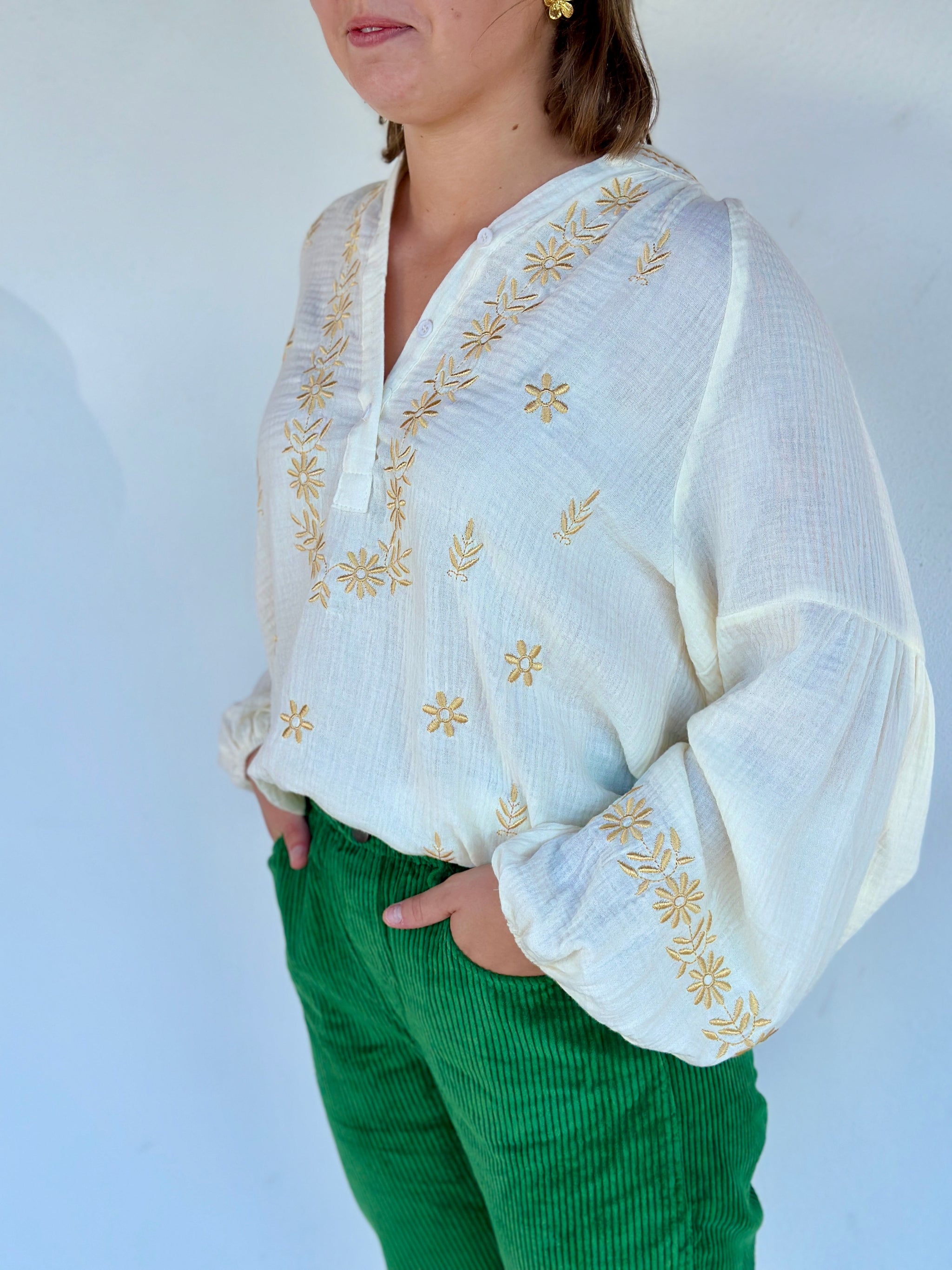 Zoom sur les broderies florales dorées de la blouse en viscose – Abana Boutique 64310