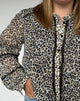 Zoom sur blouse Maëlle imprimé léopard chic en polyester fluide – Abana 64250