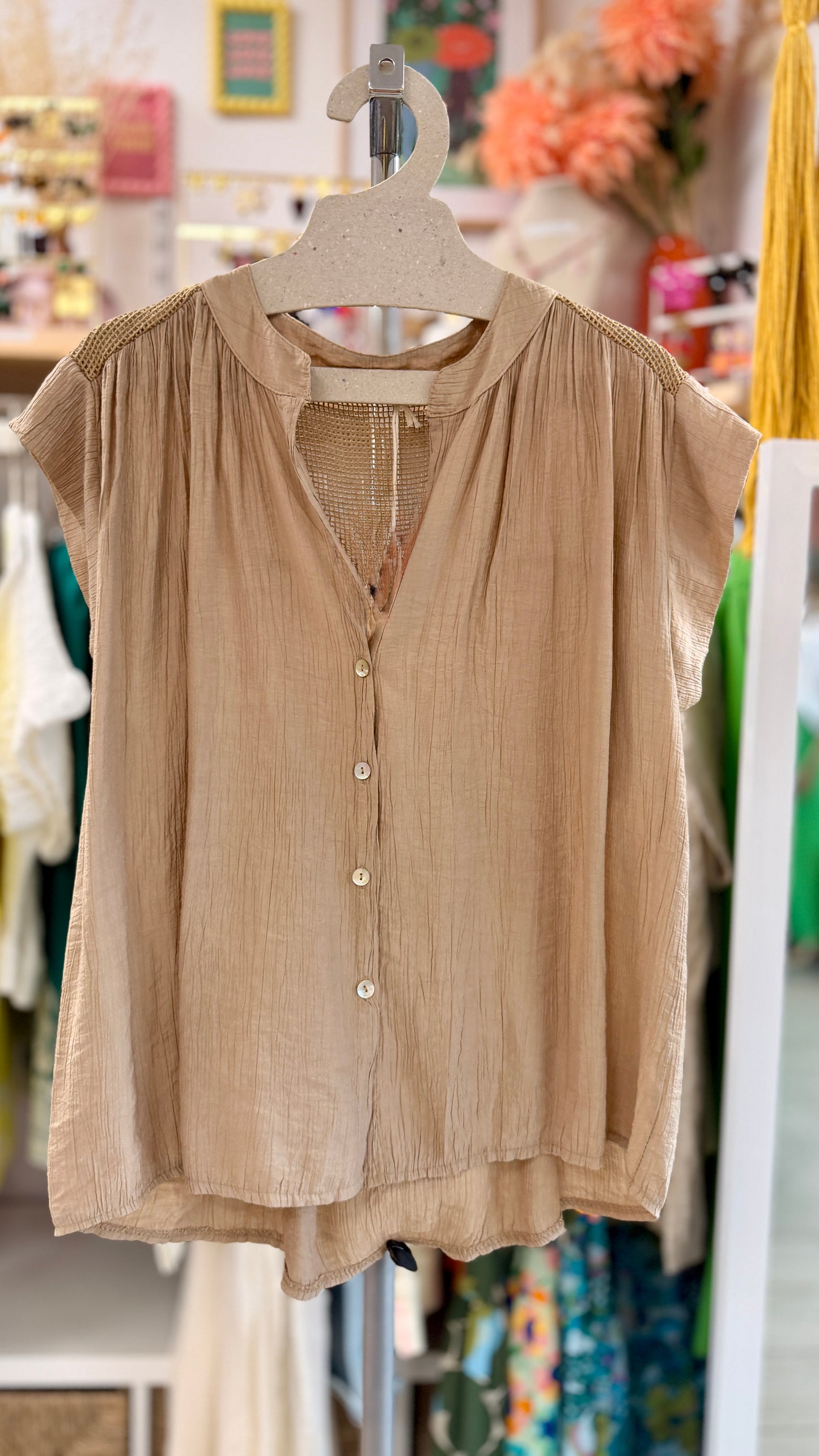 blouse bige col v ajouré a boutons fluide mode femme lacomy ana & lucy emijo dijon beançon dole