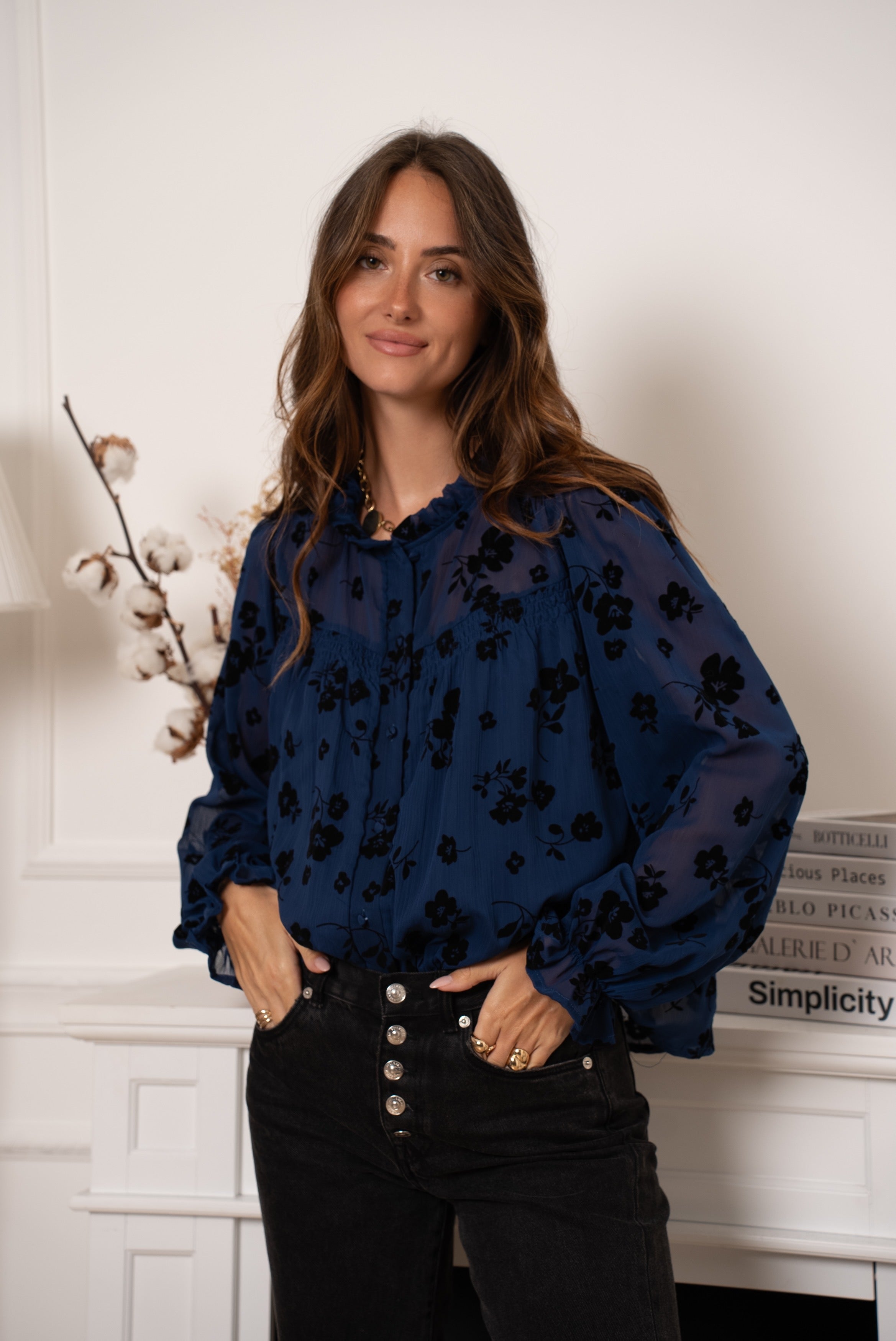 Chemise bleue texturée à motifs floraux noirs femme - Abana 64480