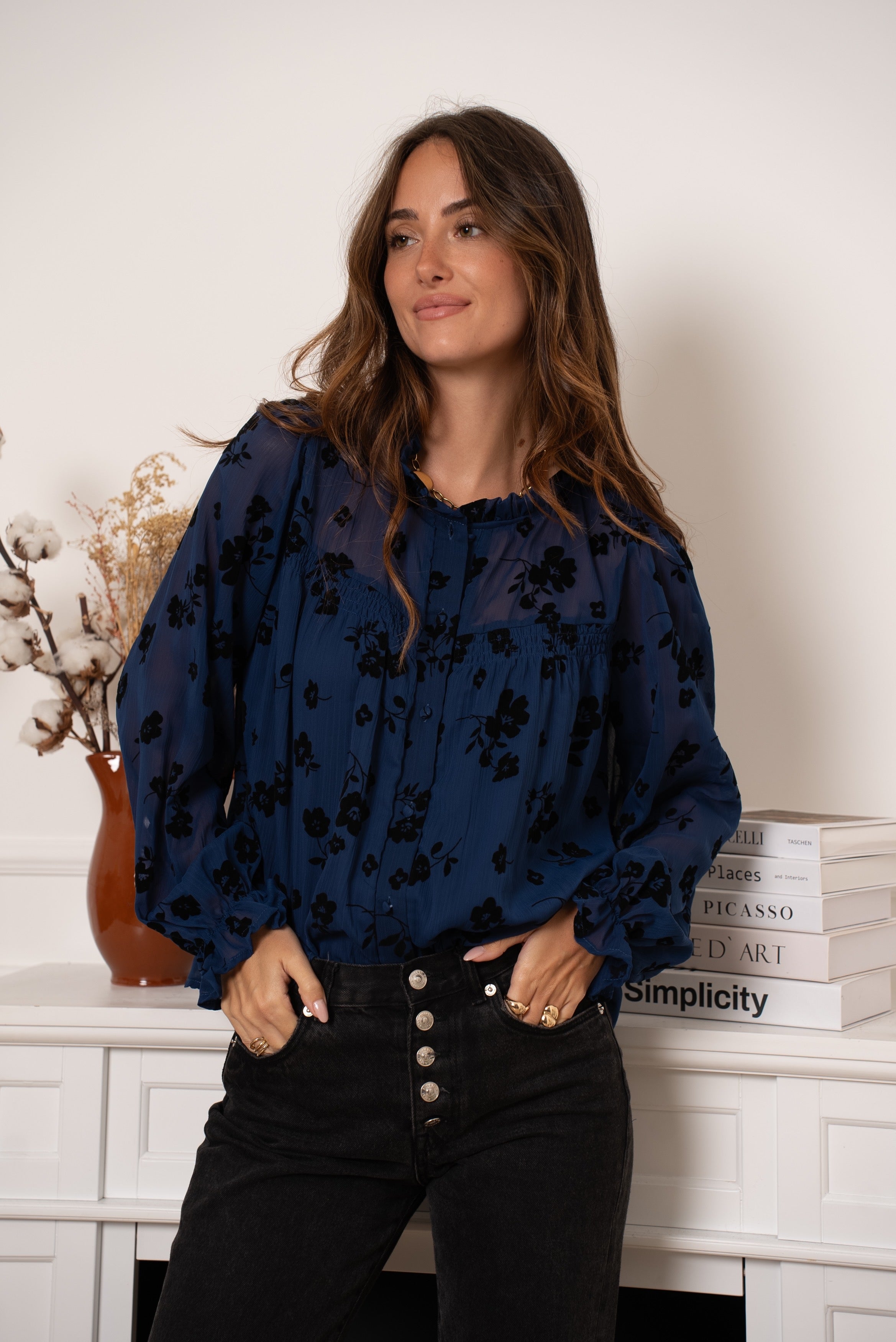 Blouse fluide bleu foncé à fleurs noires en relief - Abana 64310