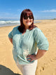 Blouse verte en coton Liria brodée de palmiers, coupe fluide et grande taille, disponible du L au XXXXL chez Abana Boutique à Ustaritz, proche de Bayonne et Cambo-les-Bains