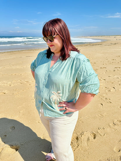 Blouse verte palmiers Liria, fluide et grande taille, chez Abana Boutique à Ustaritz
