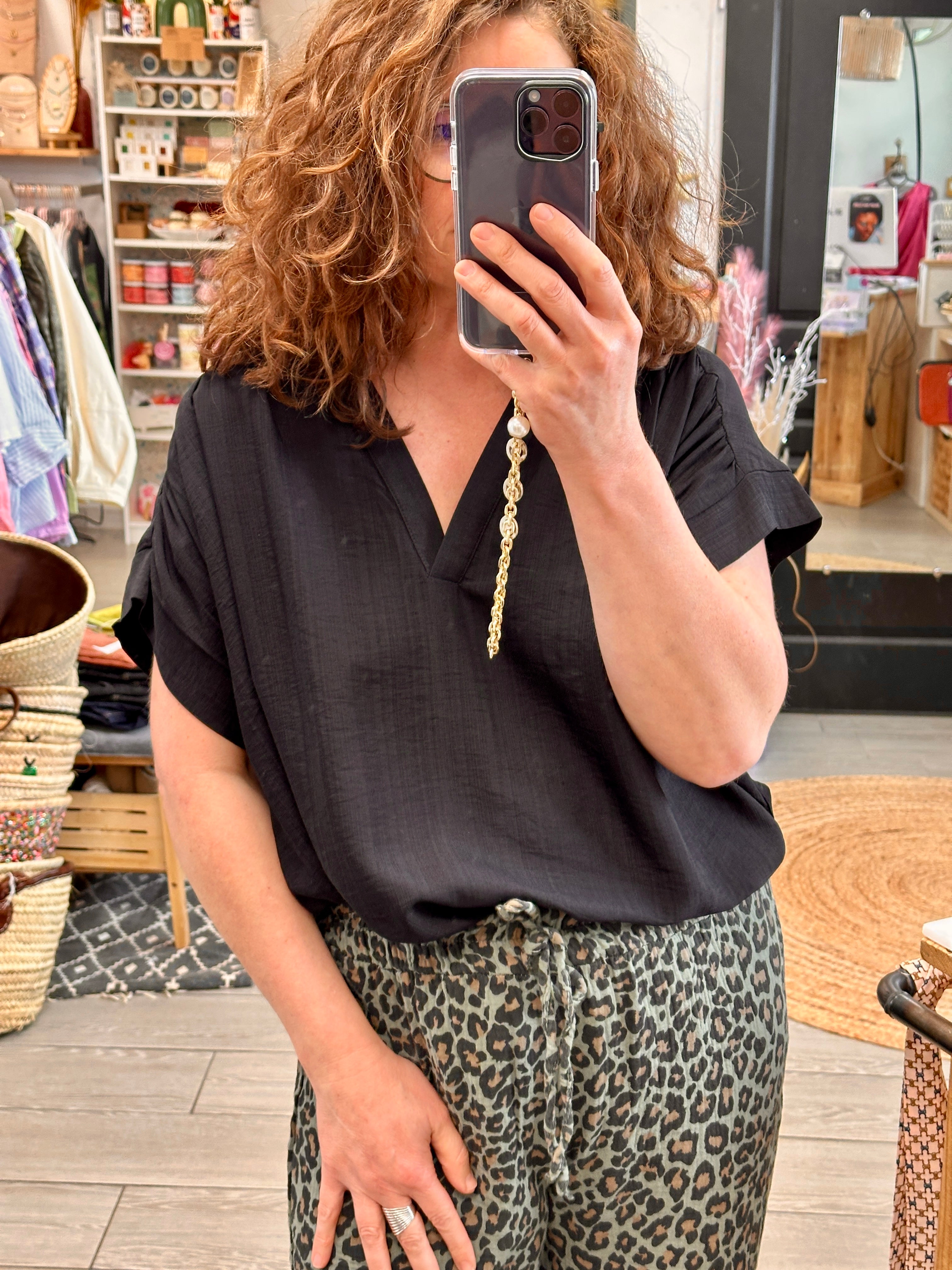 Blouse noire fluide 100% coton portée avec un pantalon imprimé léopard