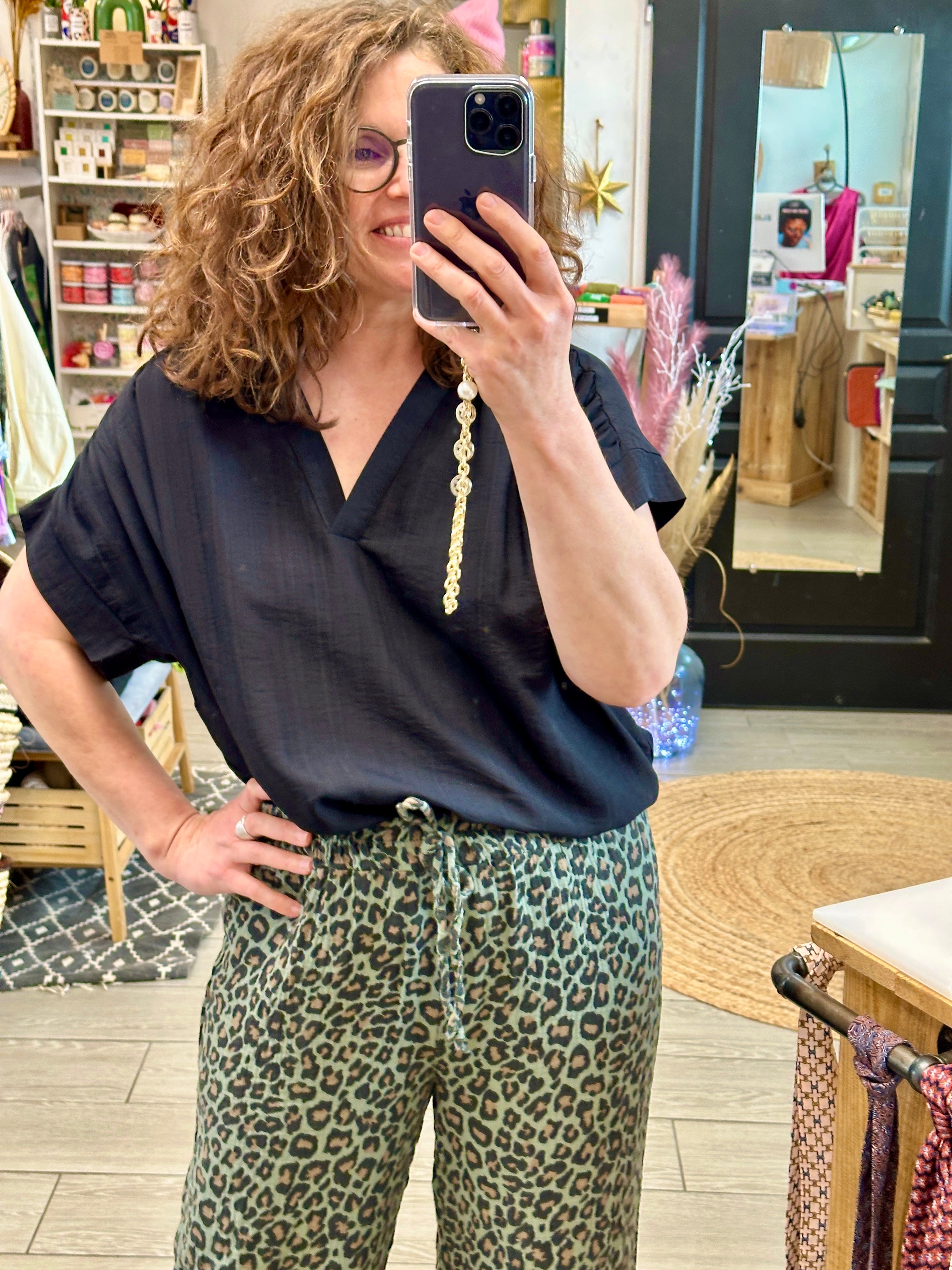 Blouse noire grande taille manches courtes retroussées, look décontracté chic