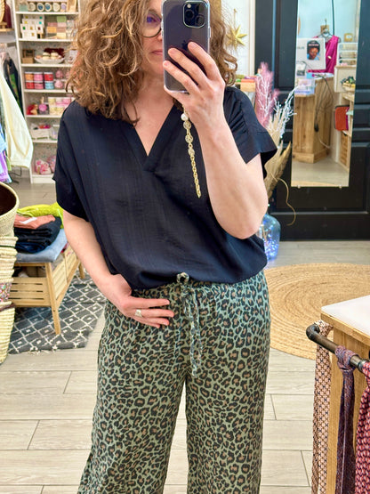Blouse noire grande taille manches courtes retroussées, look décontracté chic élégante 