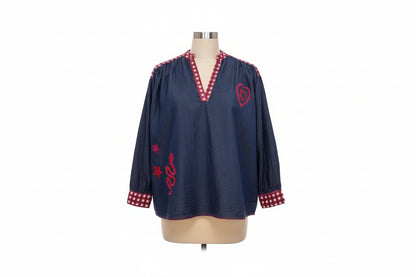 Blouse en jean avec détails vichy rose, broderie cœur et étoiles rouges – coupe ample et originale - Abana 64480