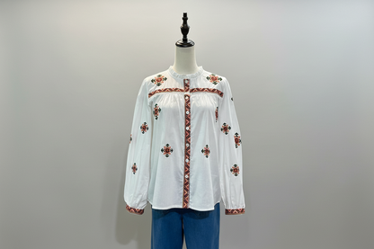 Blouse blanche brodée motifs fleurs et bandes ethniques, style bohème chic pour femme - Abana 64310