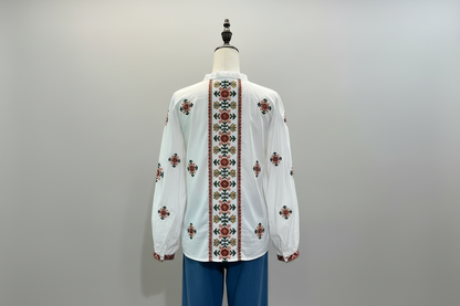 Blouse bohème blanche à motifs brodés fleurs, encolure boutonnée et coupe confortable - Abana 64990