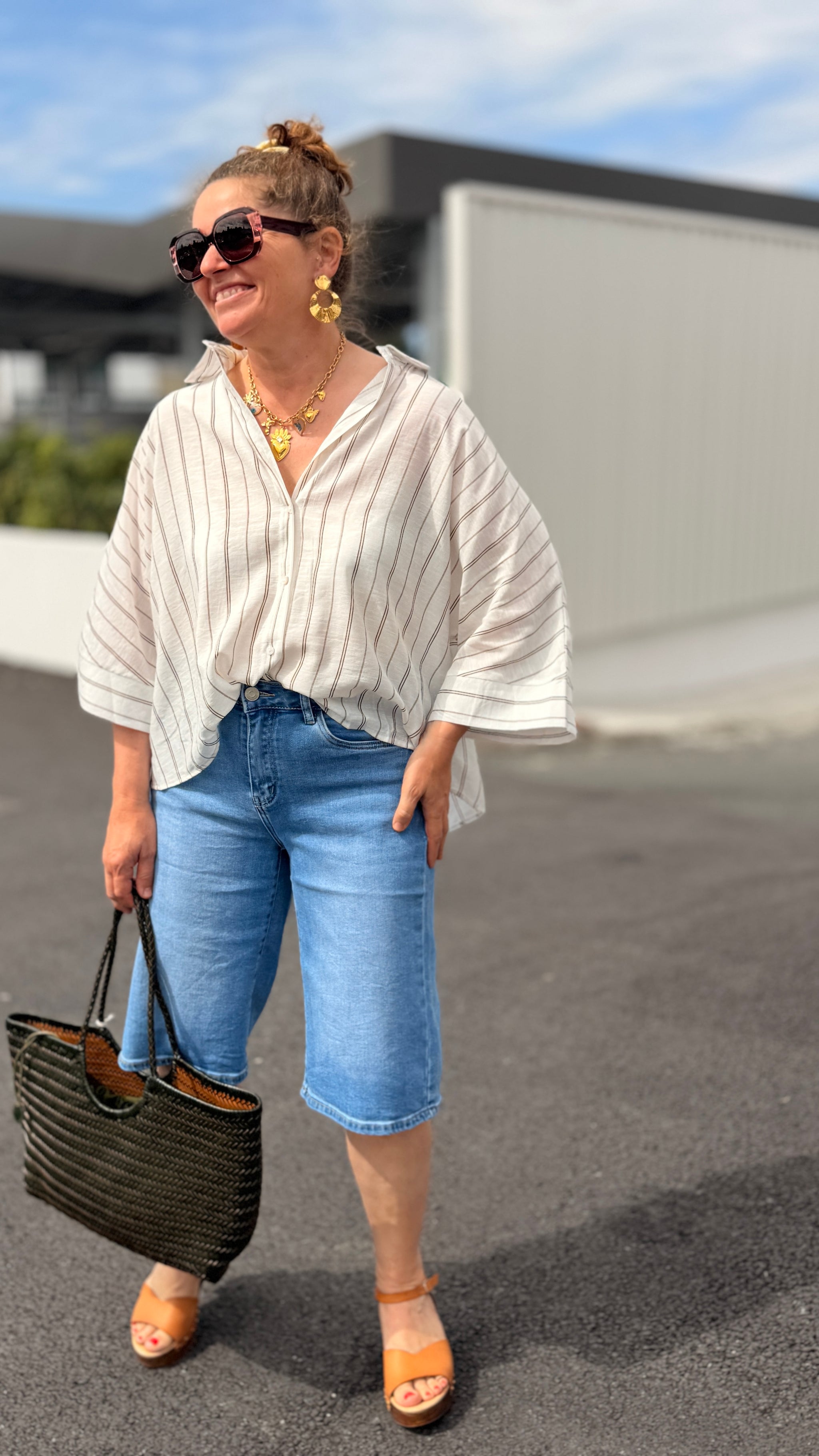 look avec le bermuda bleu en jean et la chemise mira blanche a rayures noires maelle pepouz orfeo paris bordeaux marmande bergerac 