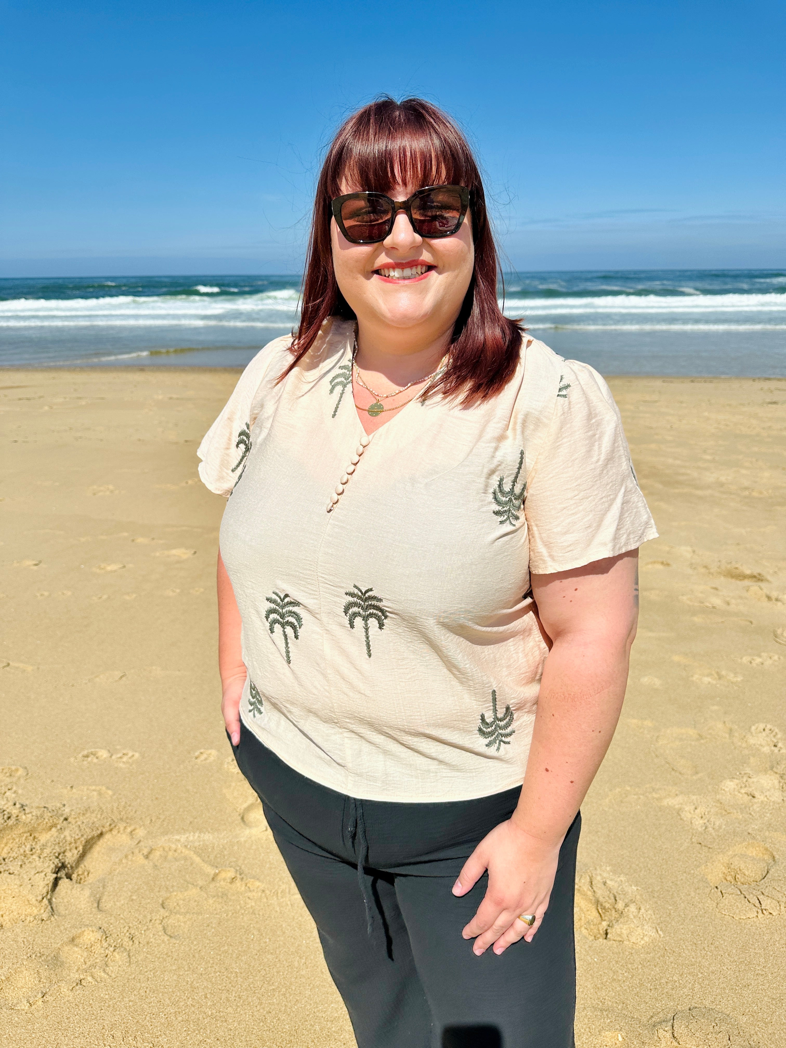Blouse grande taille écrue broderie palmiers, manches courtes et col V boutonné, Abana Boutique Pays Basque