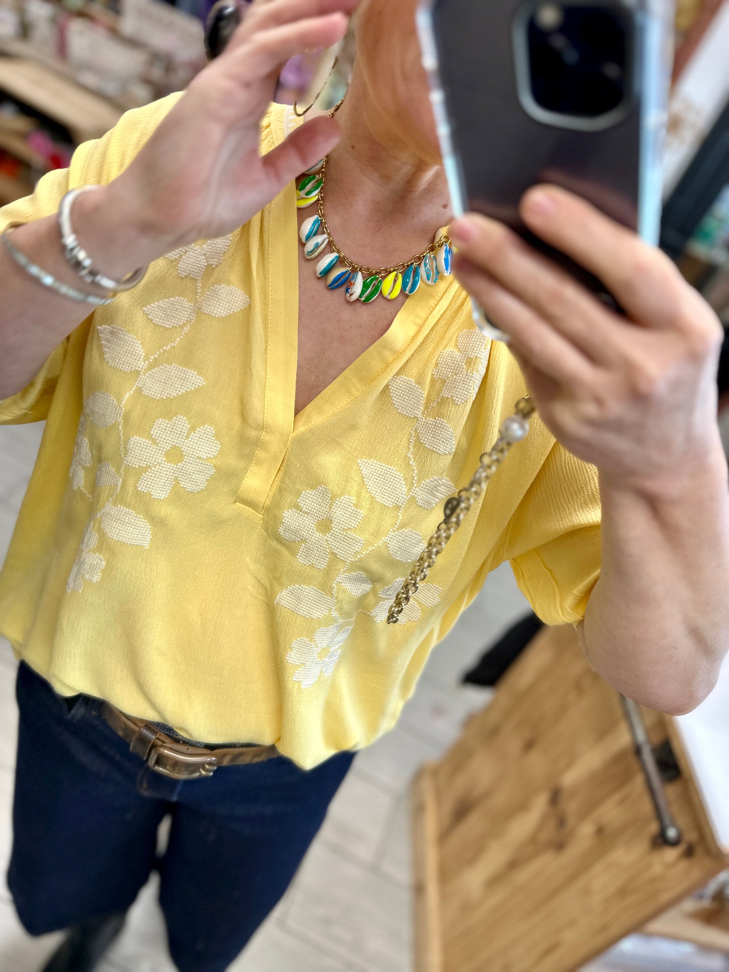 zoom broderie blanches sur chemise jaune paille farfalla mont de marsan