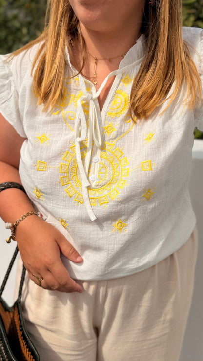 zoom sur la blouse enton et ces broderie jaune et col victorien a volant et neoud mode femme au pays basque adoré paris orfeo paris pau tarbes lourdes  
