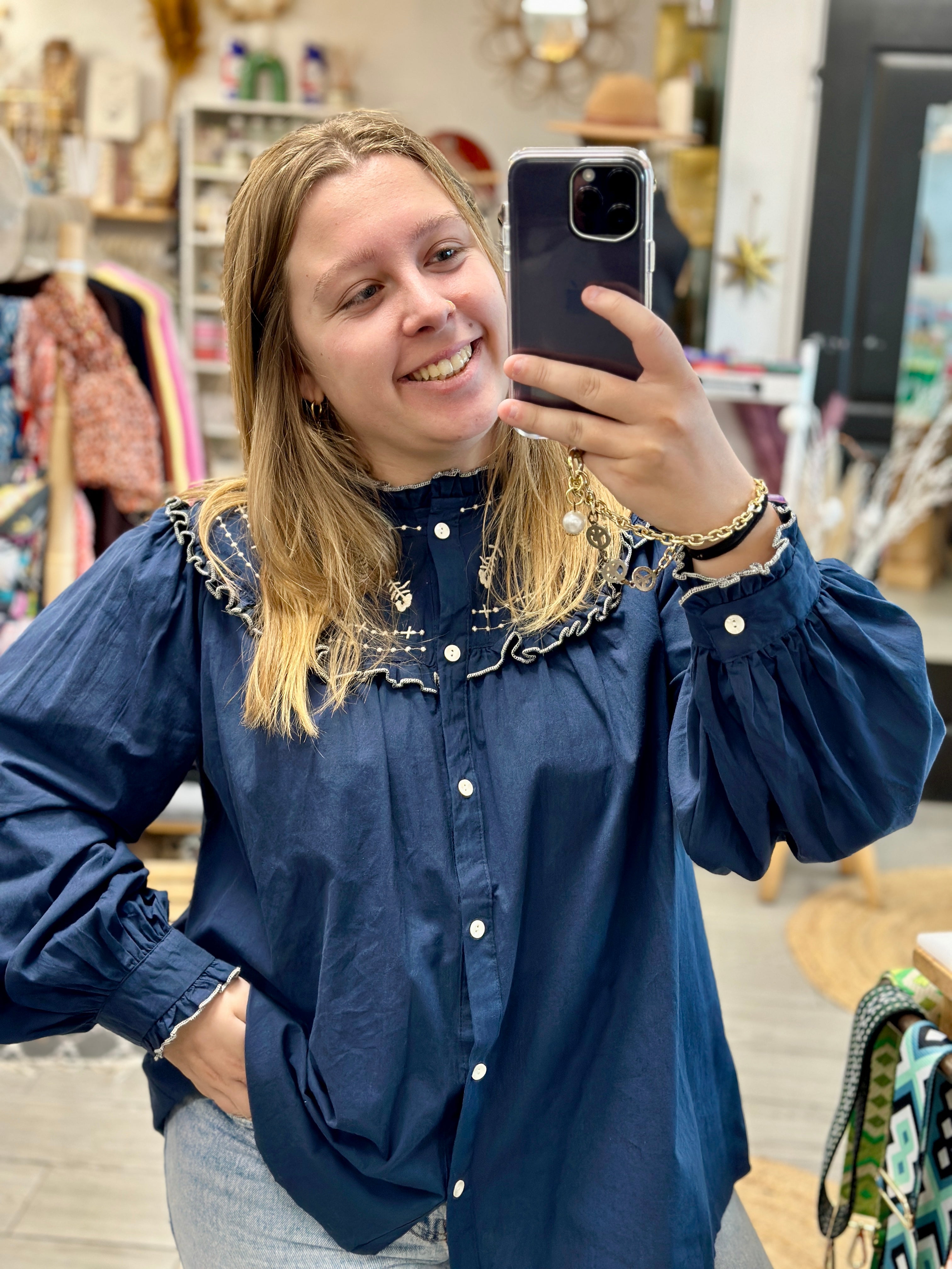 Blouse femme grande taille bleu denim à broderies graphiques blanches, coupe fluide confortable, idéale du quotidien - Abana 64310