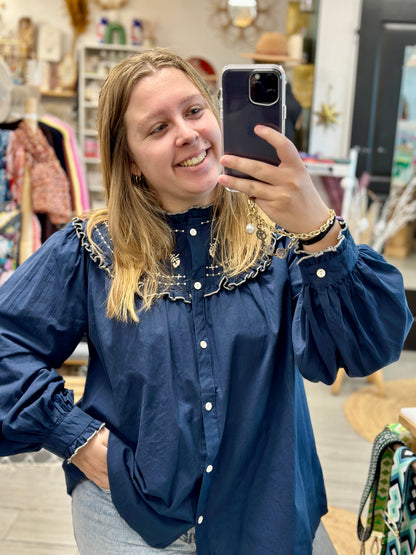 Blouse femme grande taille bleu denim à broderies graphiques blanches, coupe fluide confortable, idéale du quotidien - Abana 64310