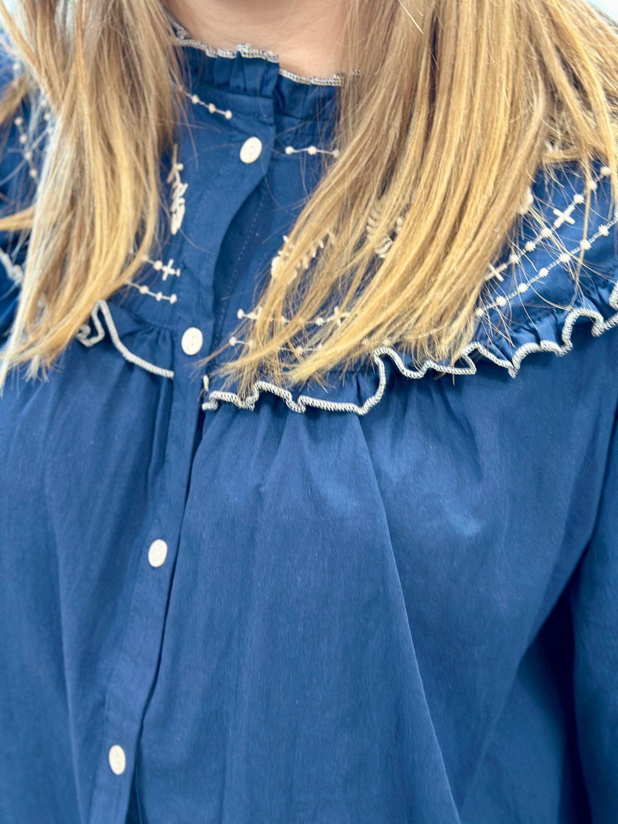 Blouse bleu jean grande taille à manches longues froncées, détails brodés et finitions volantées, look bohème féminin - Abana 64250