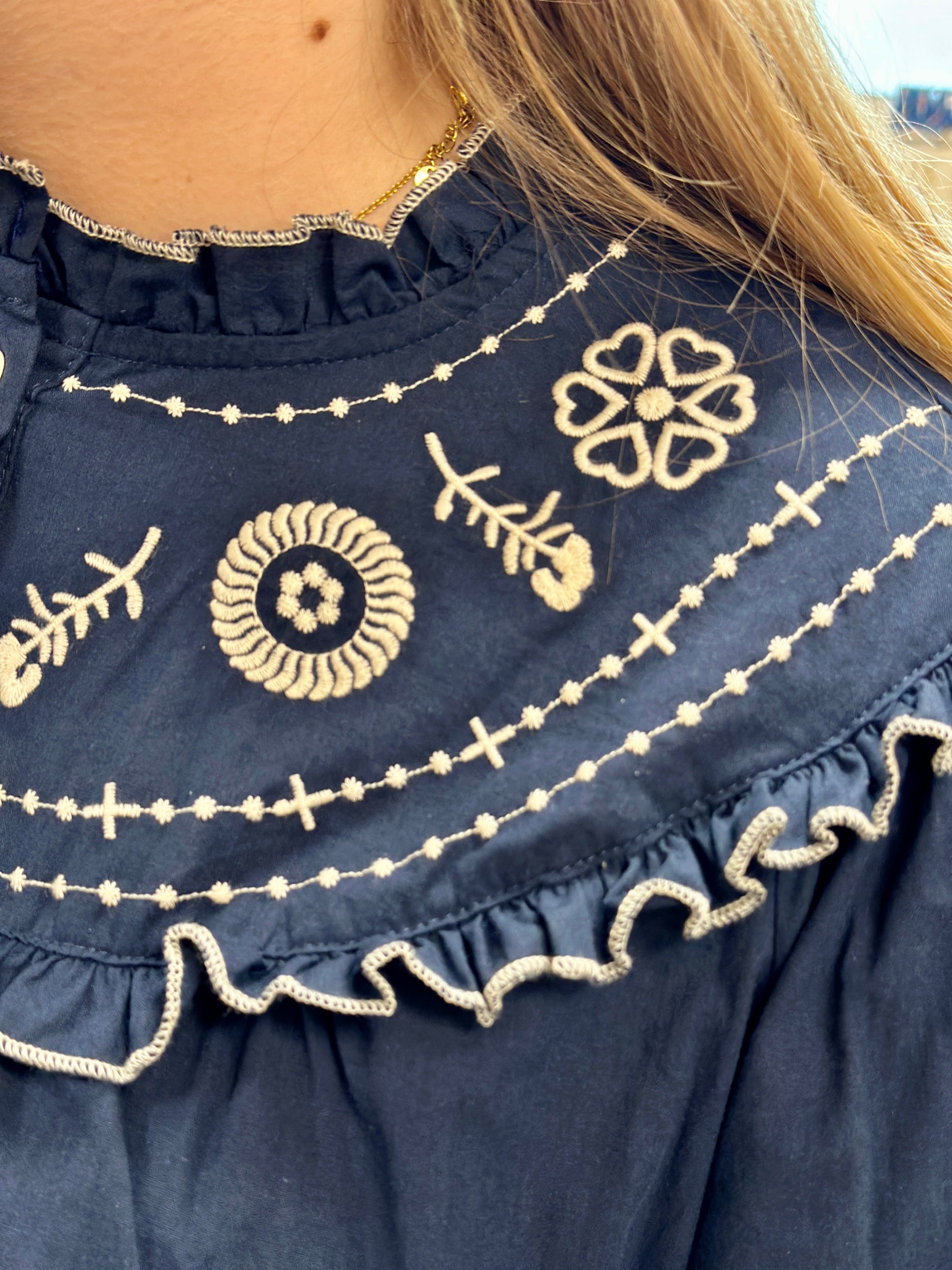 Blouse fluide bleu jean grande taille avec col brodé et boutons nacrés, style casual chic facile à porter - Abana 64990