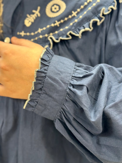 Blouse grande taille bleu denim à broderies contrastées, coupe ample et élégante, parfaite pour un look bohème moderne - Abana 64600