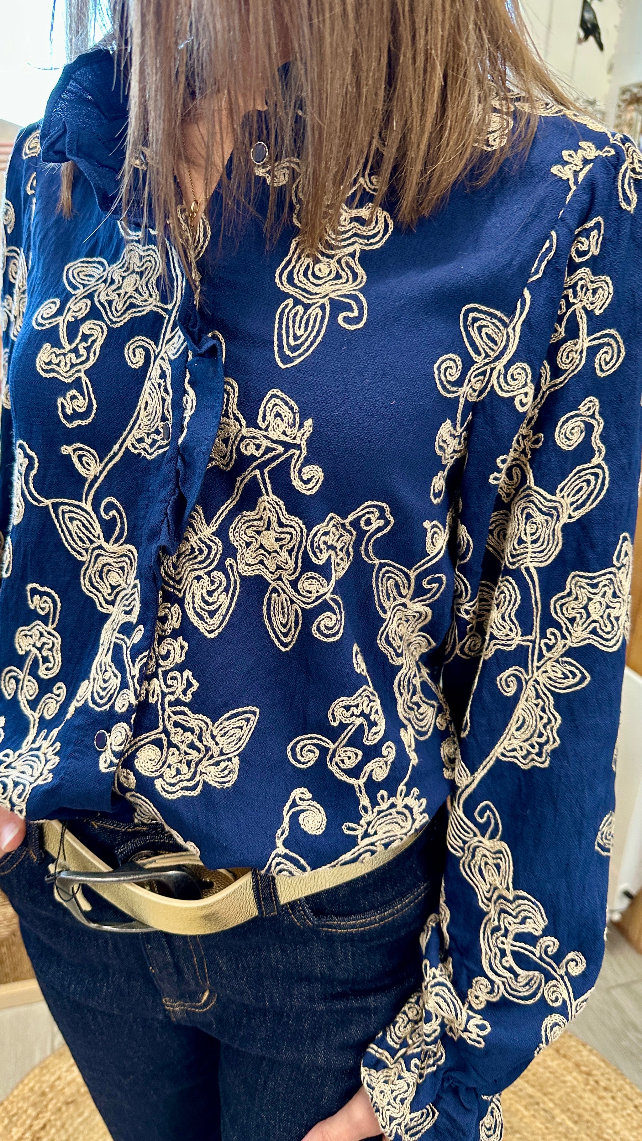 Détail broderie dorée et volants sur blouse Eline - Abana 64310