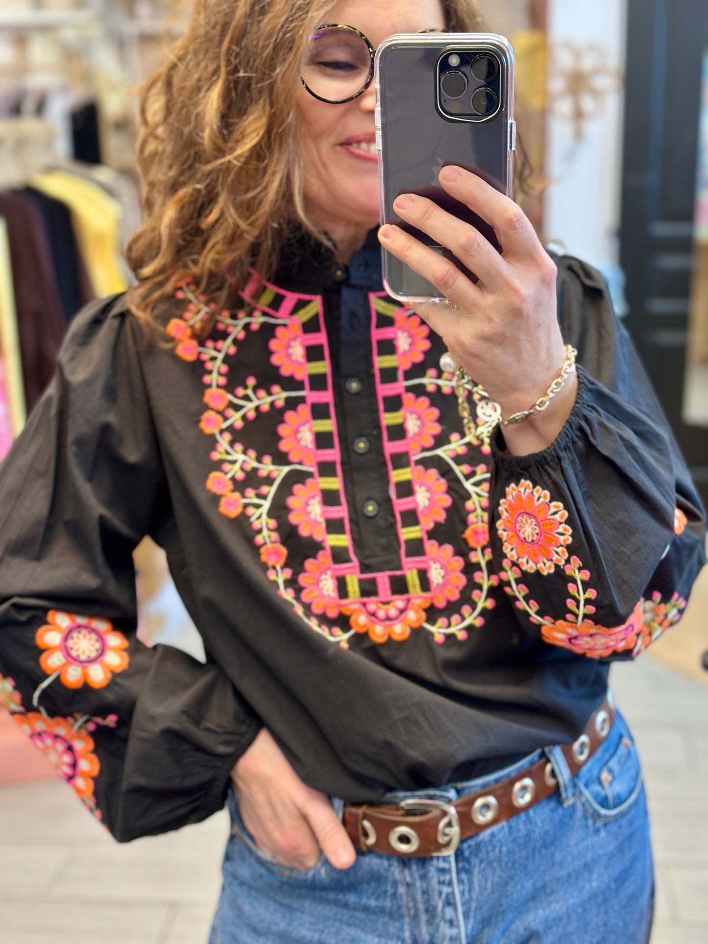 Blouse noire brodée rose et orange manches ballon femme - Abana 64480