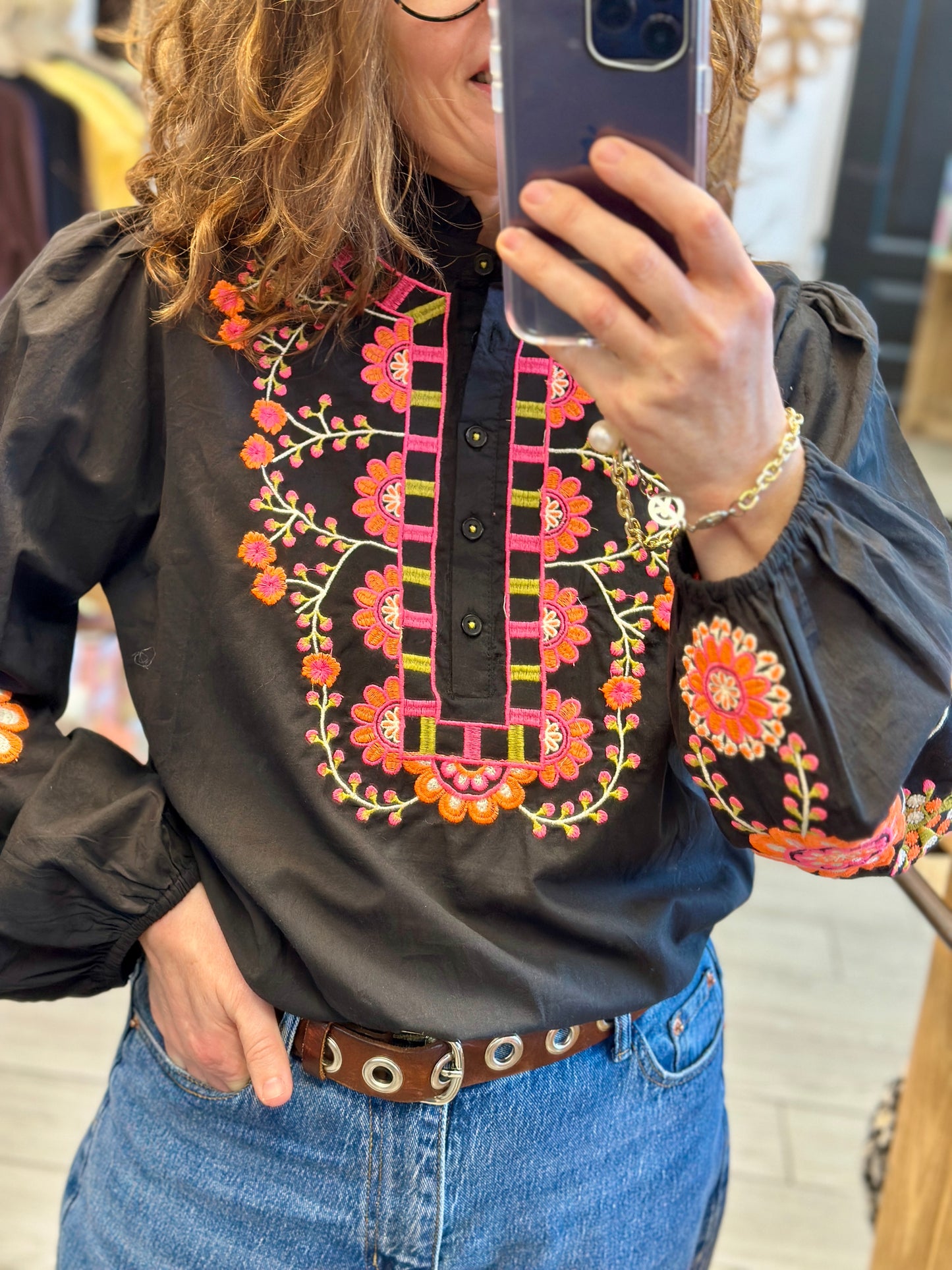 Blouse bohème noire en coton broderies colorées - Abana 64100