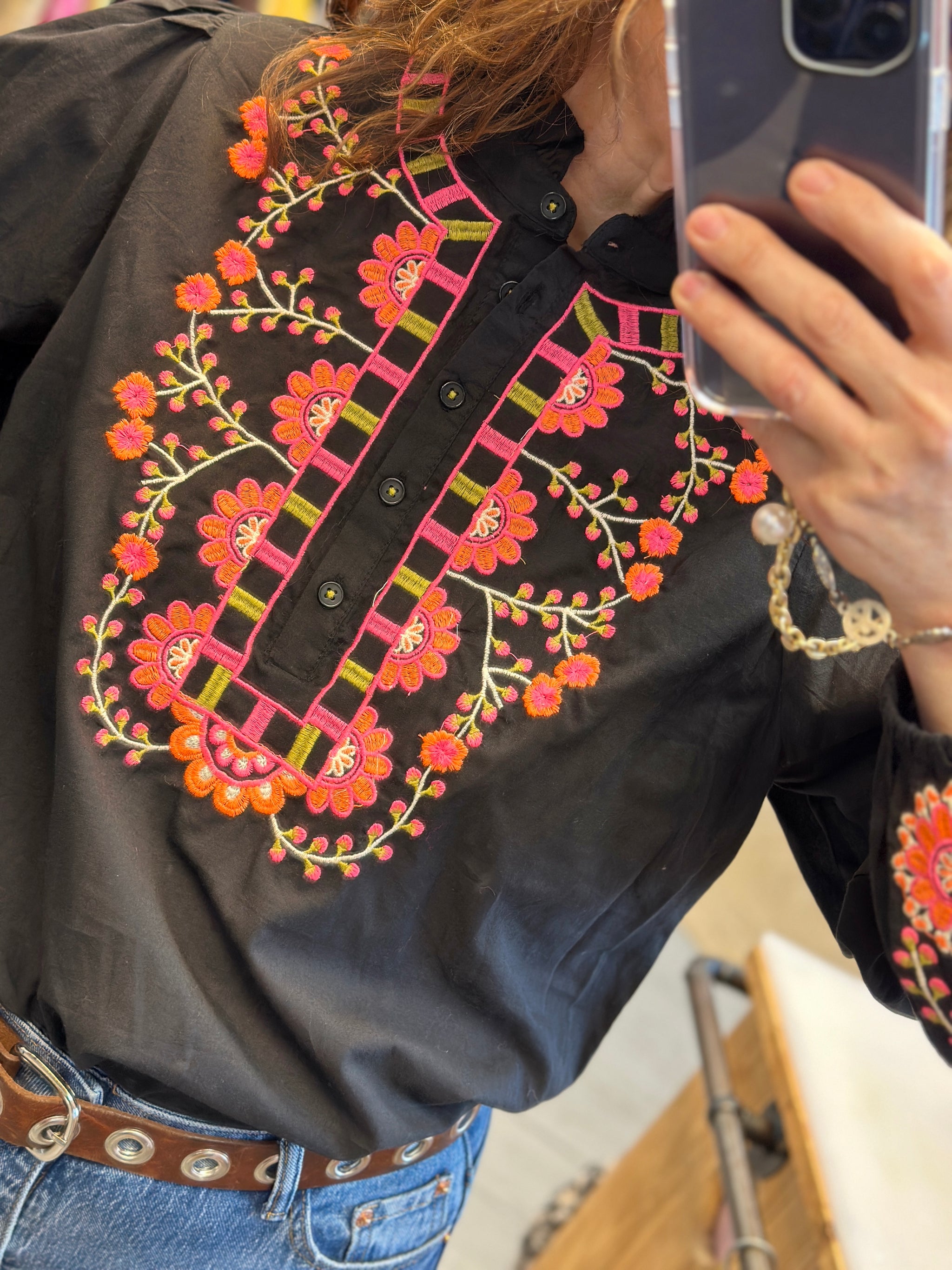 Blouse brodée rose et orange avec boutons à l’avant