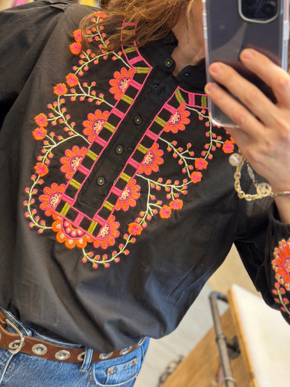 Blouse brodée rose et orange avec boutons à l’avant