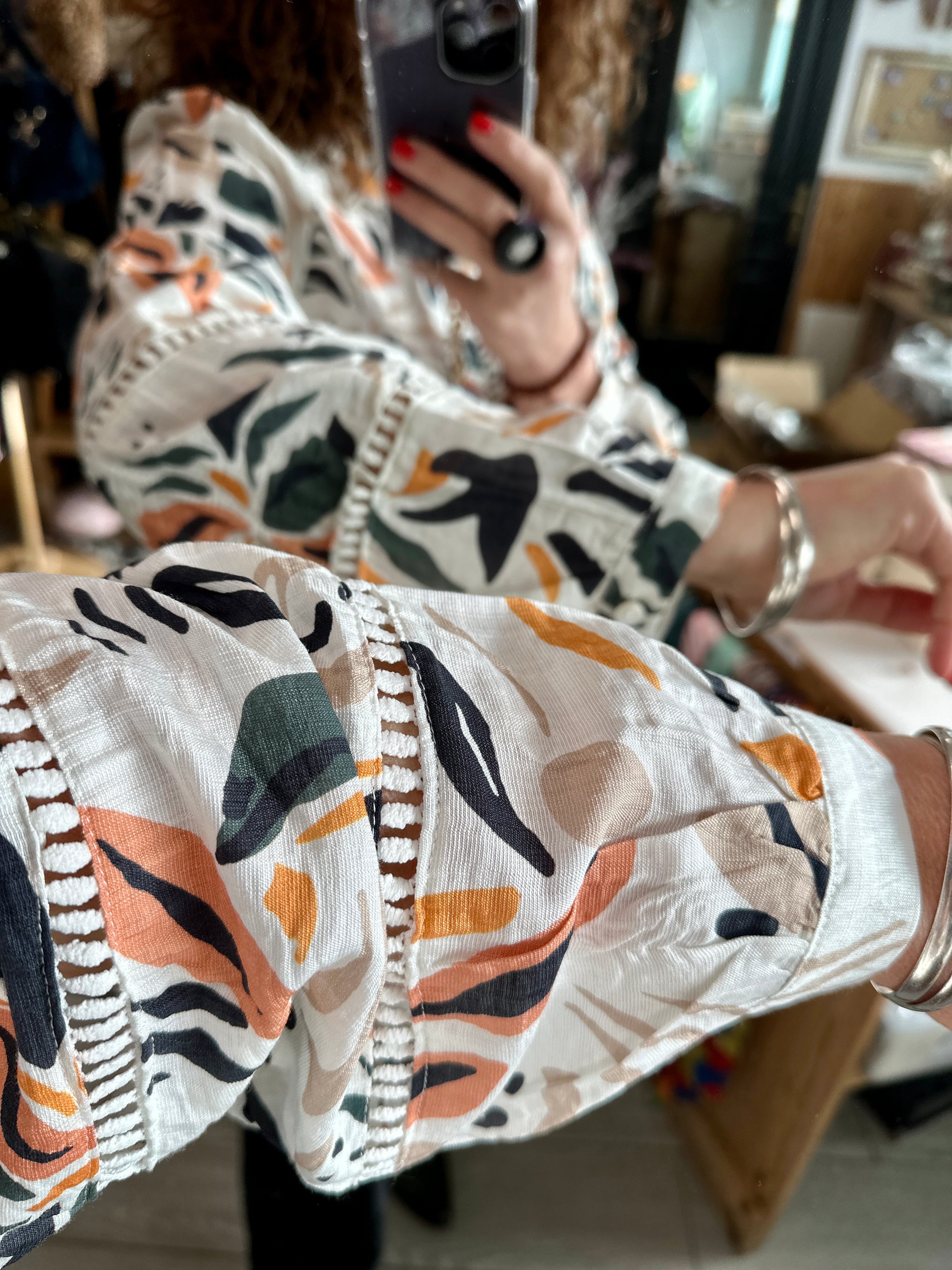 Détail des manches bouffantes de la chemise fleurie blanche - Abana 64990