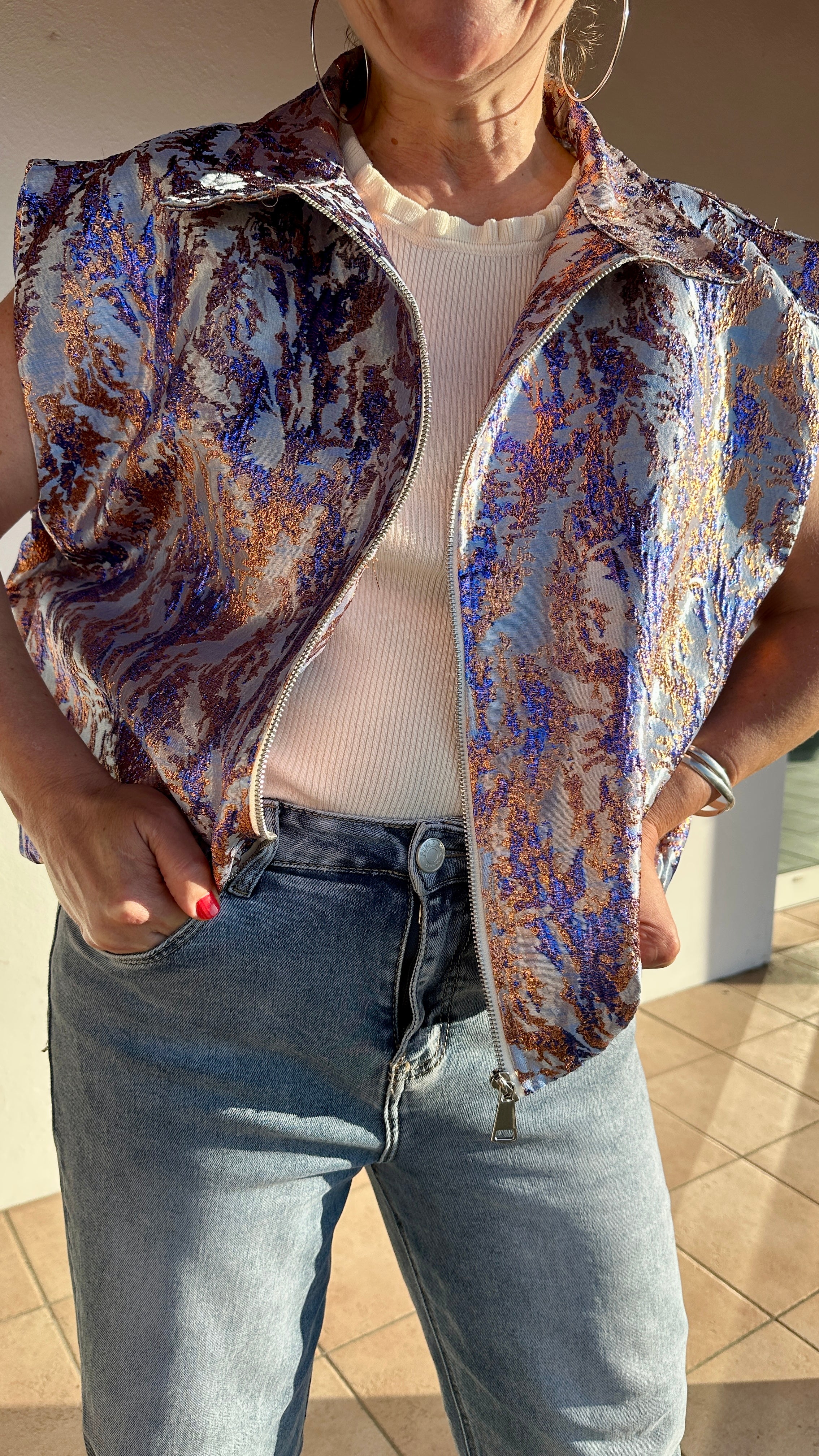 Blouson sans manches métallisé bleu, cuivre et argent, coupe droite – Boutique Abana Ustaritz