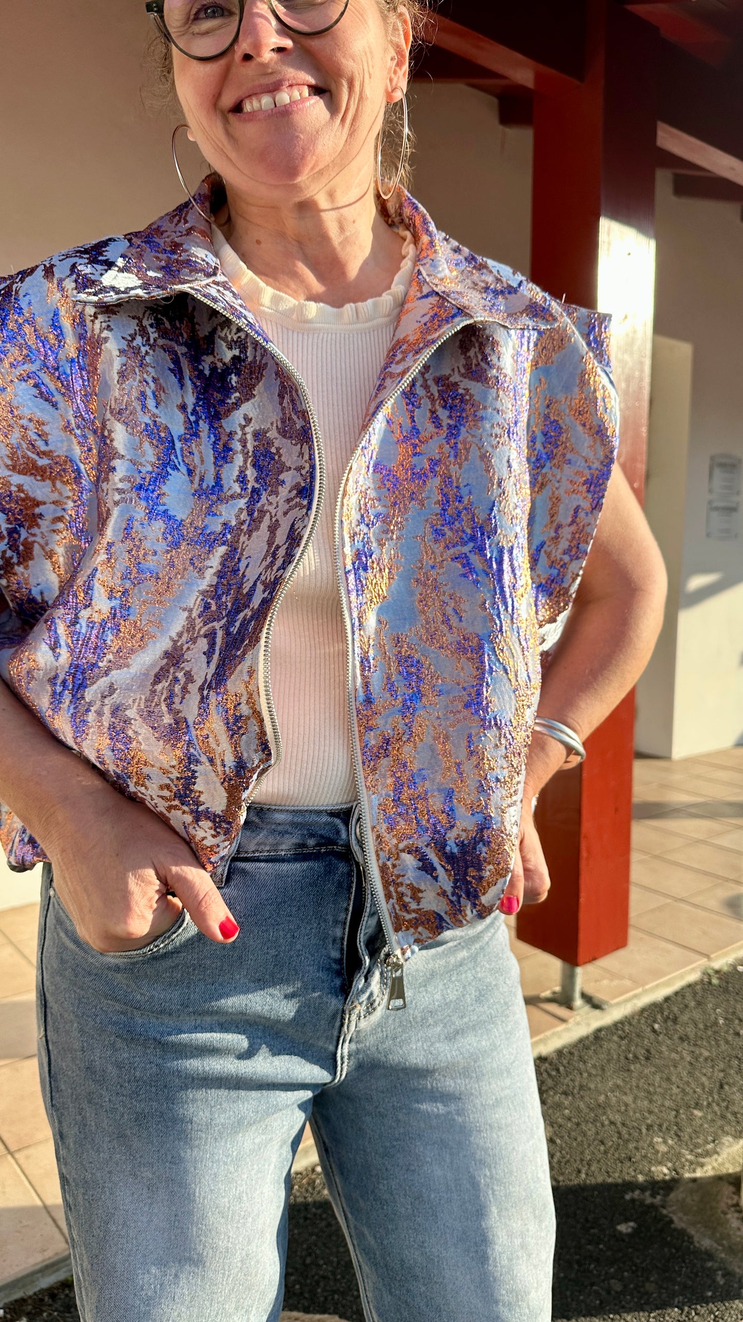 Zoom sur le blouson sans manches métallisé, détail du col et de la fermeture éclair – Abana Pays Basque 64480