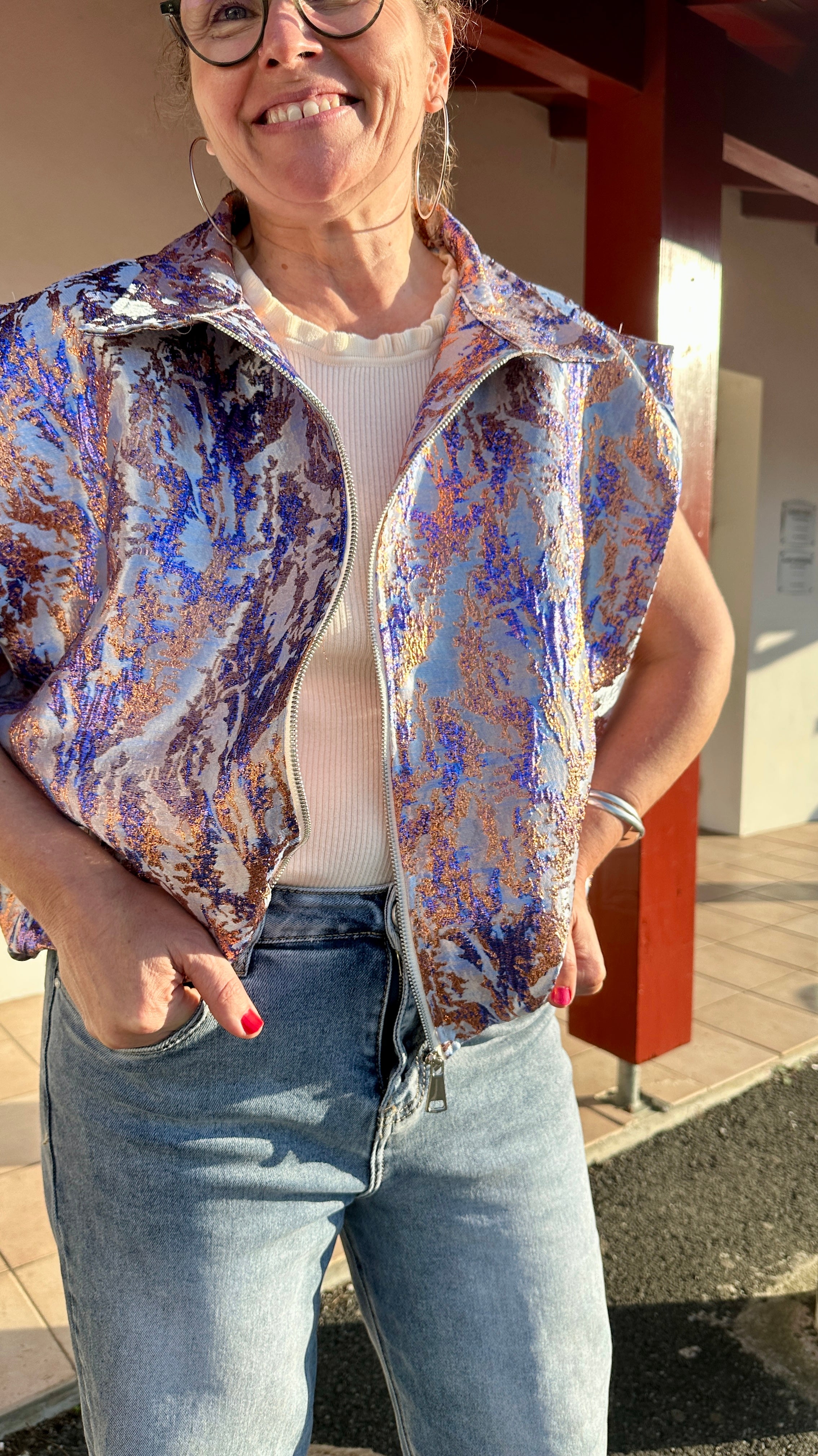Zoom sur le blouson sans manches métallisé, détail du col et de la fermeture éclair – Abana Pays Basque 64480