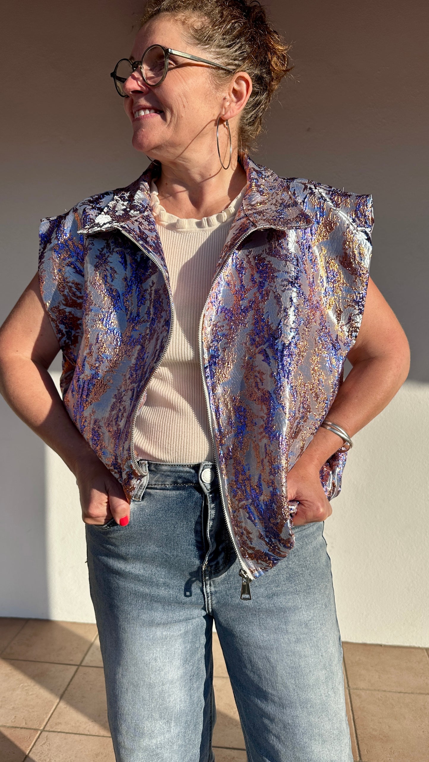 Vue de profil du blouson métallisé, effet brillant avec jeux de lumière –  Abana Boutique 64250