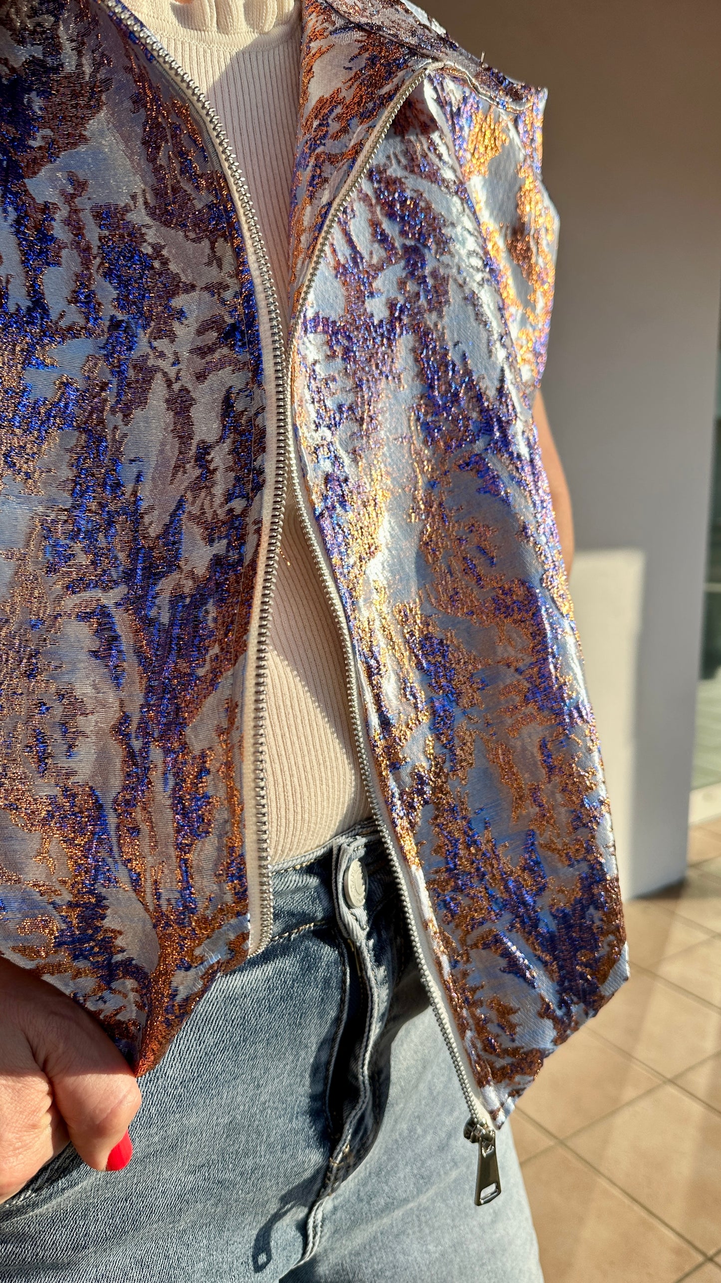 Gros plan sur la texture métallisée et les reflets bleu et cuivre – Abana Boutique Ustaritz 64310
