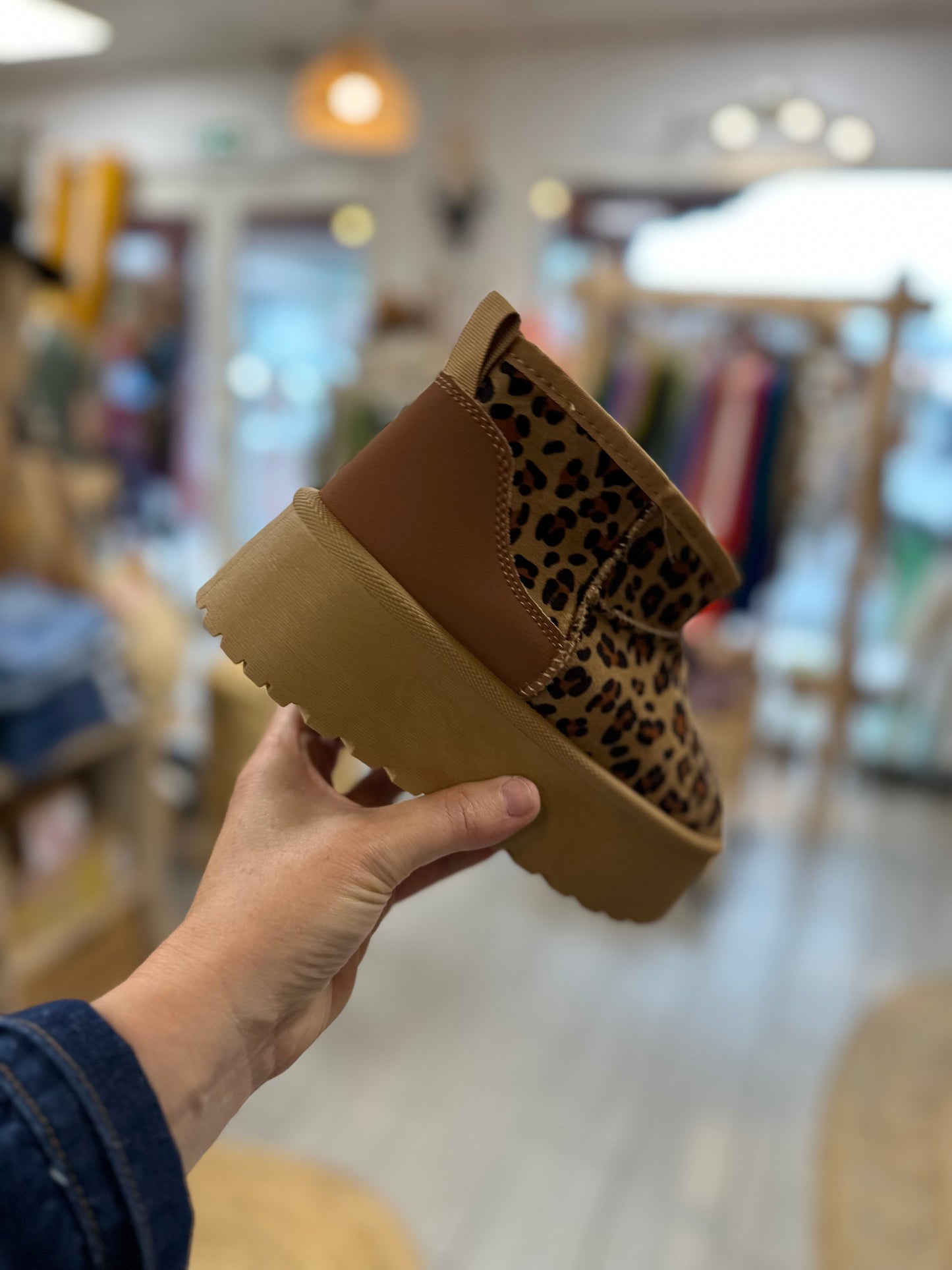 Vue des bottines Jade à semelle épaisse, imprimé léopard, idéales pour les sorties en ville.