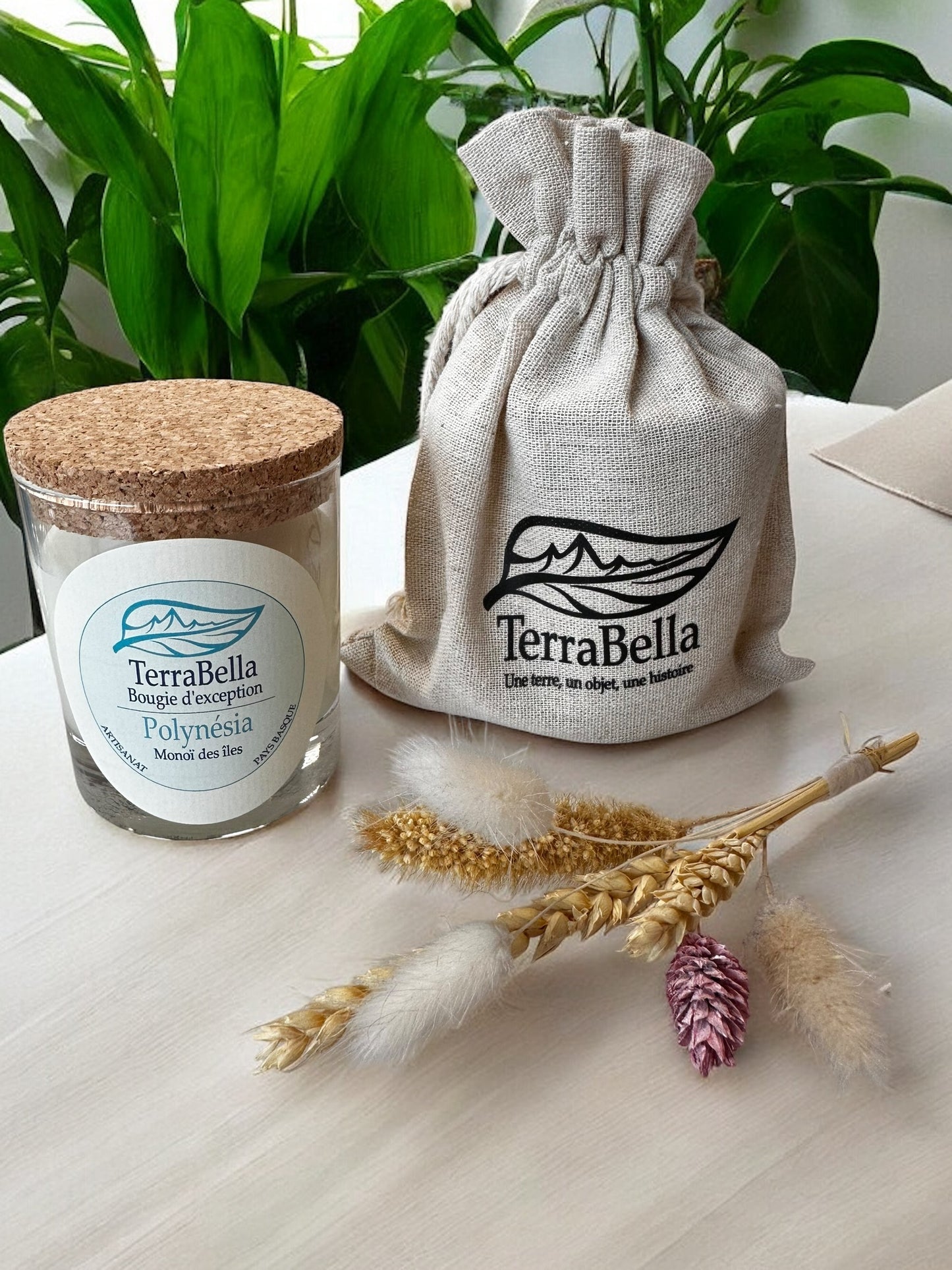 Bougie TerraBella – Polynésie, parfum exotique de fleurs de tiaré et vanille, pour une ambiance ensoleillée et relaxante.