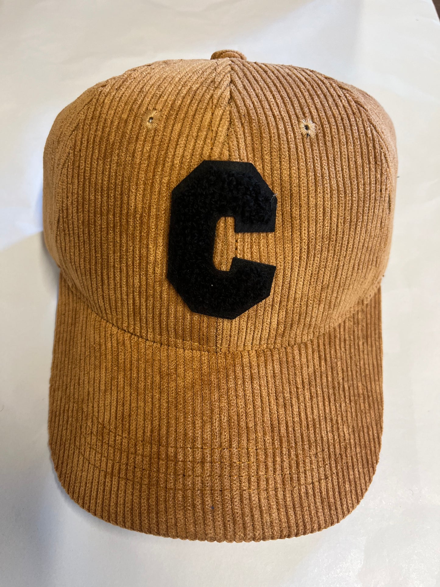 Casquette en velours côtelé camel avec lettre C noire - Abana 64480