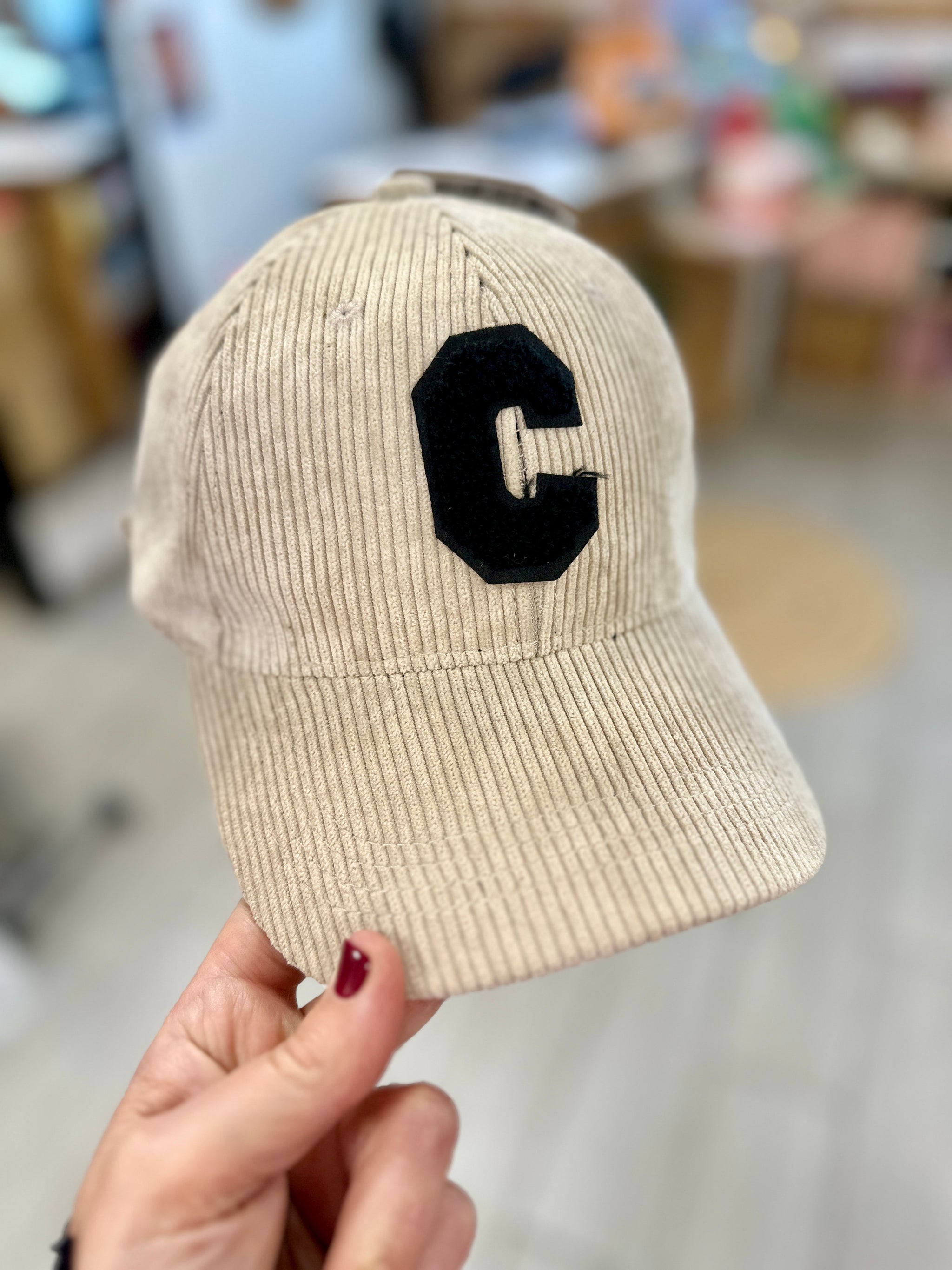 Casquette mode en tissu  écru côtelé avec initiale noire - Abana 64990