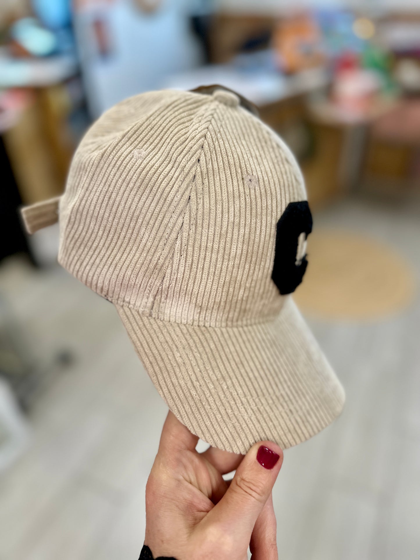 Casquette écru à lettre C brodée pour un look sportswear chic - Abana 64240