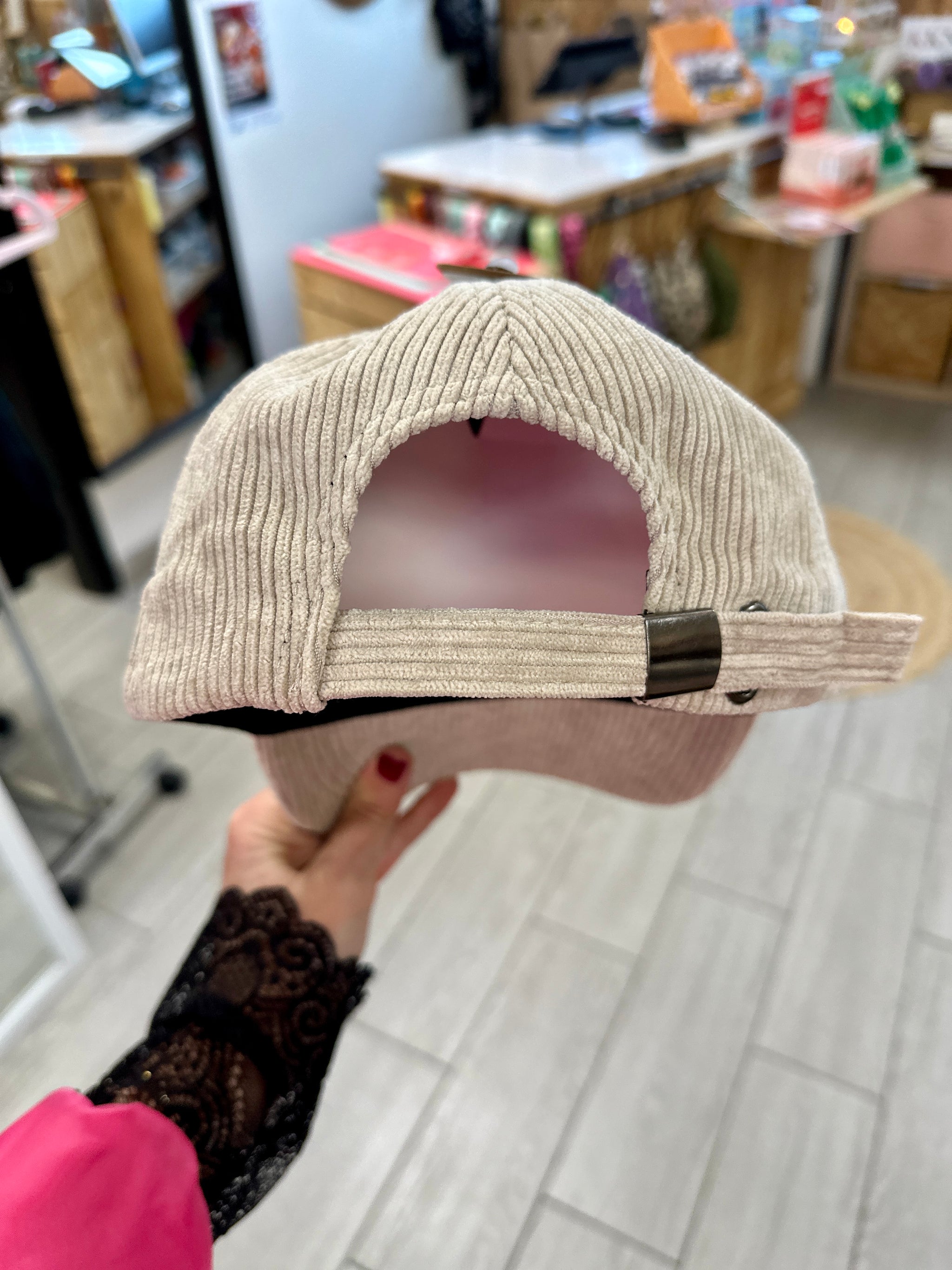 Casquette C velours déclinée aussi en écru chez Abana 64600