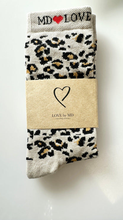 Gros plan sur chaussettes Graou motif léopard beige – Abana Boutique 64480