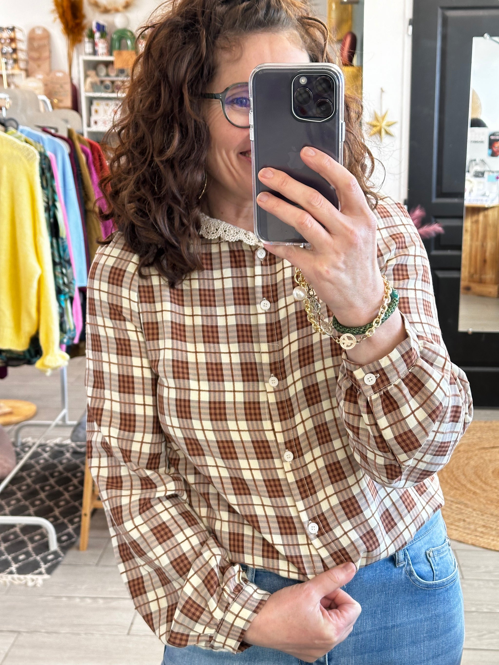 Chemise à carreaux beige et marron avec col dentelle, un mélange parfait entre style rétro et romantique. Disponible chez Boutique Abana à Ustaritz 64480 au Pays Basque