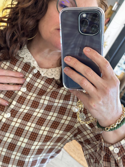 Matière fluide et détails soignés pour cette chemise à carreaux beige et marron, idéale pour un look bohème chic. Disponible en boutique chez Abana à Ustaritz