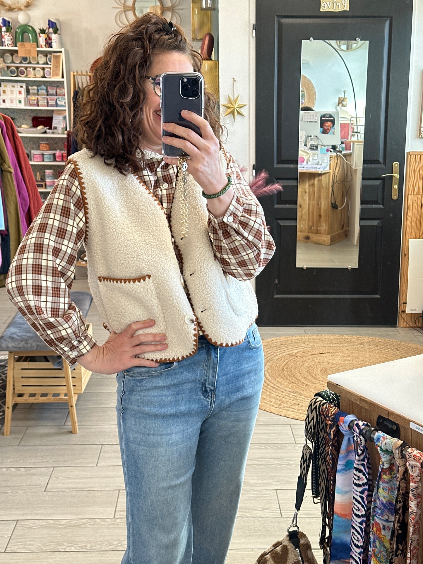 Chemise élégante et gilet en moumoute écru avec finitions contrastées camel, un esprit rétro et bohème parfait pour la saison. Disponible chez Boutique Abana à Ustaritz 64480 au Pays Basque