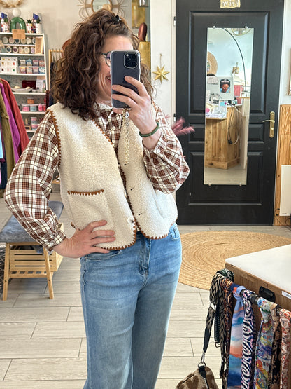 Chemise élégante et gilet en moumoute écru avec finitions contrastées camel, un esprit rétro et bohème parfait pour la saison. Disponible chez Boutique Abana à Ustaritz 64480 au Pays Basque