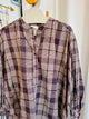 Tenue élégante avec chemise oversize à carreaux et bracelet doré, prise dans la Boutique Abana, région Pays Basque