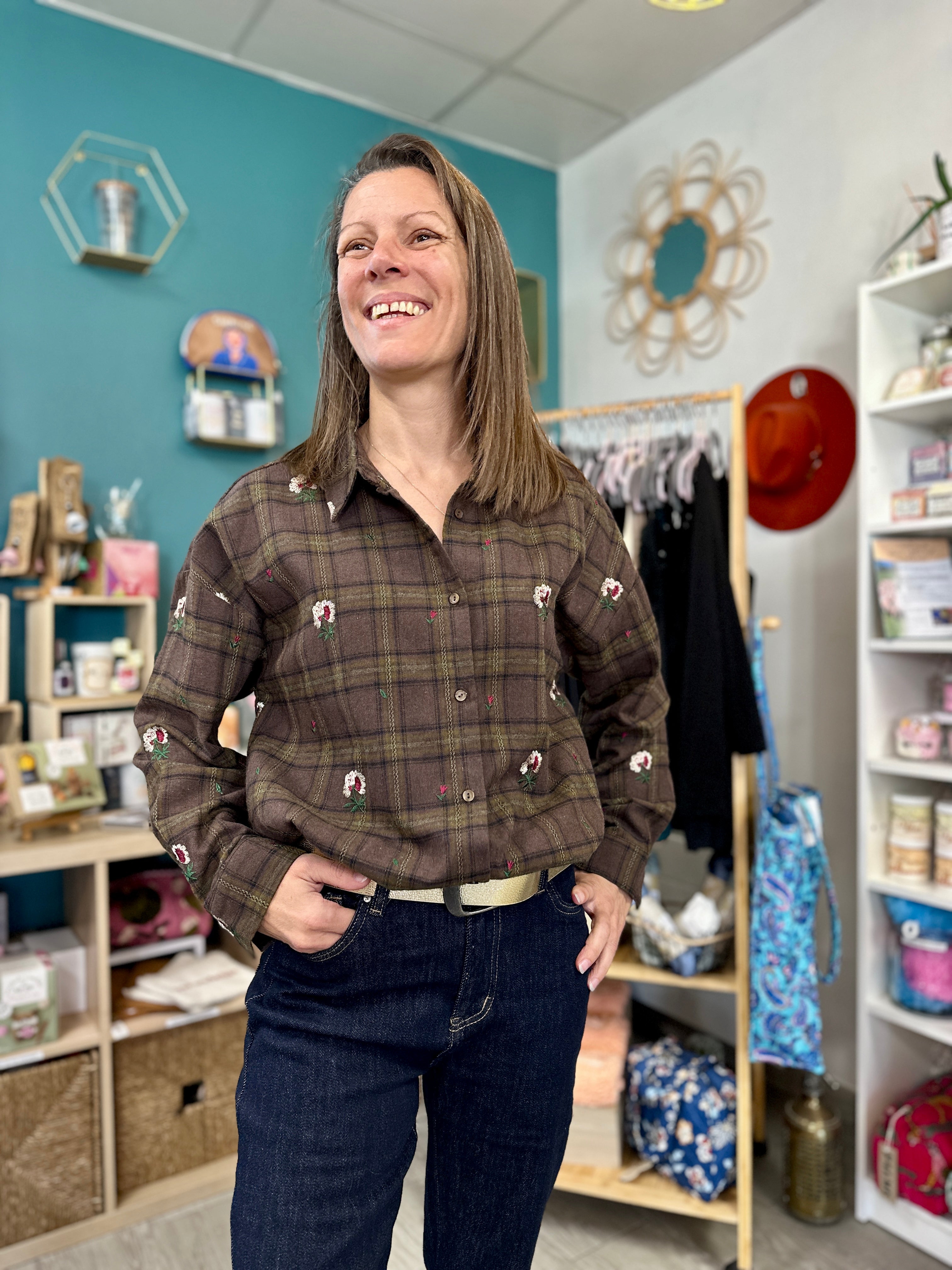 Chemise à carreaux chocolat et fleurs blanches portée en boutique - Abana 64480